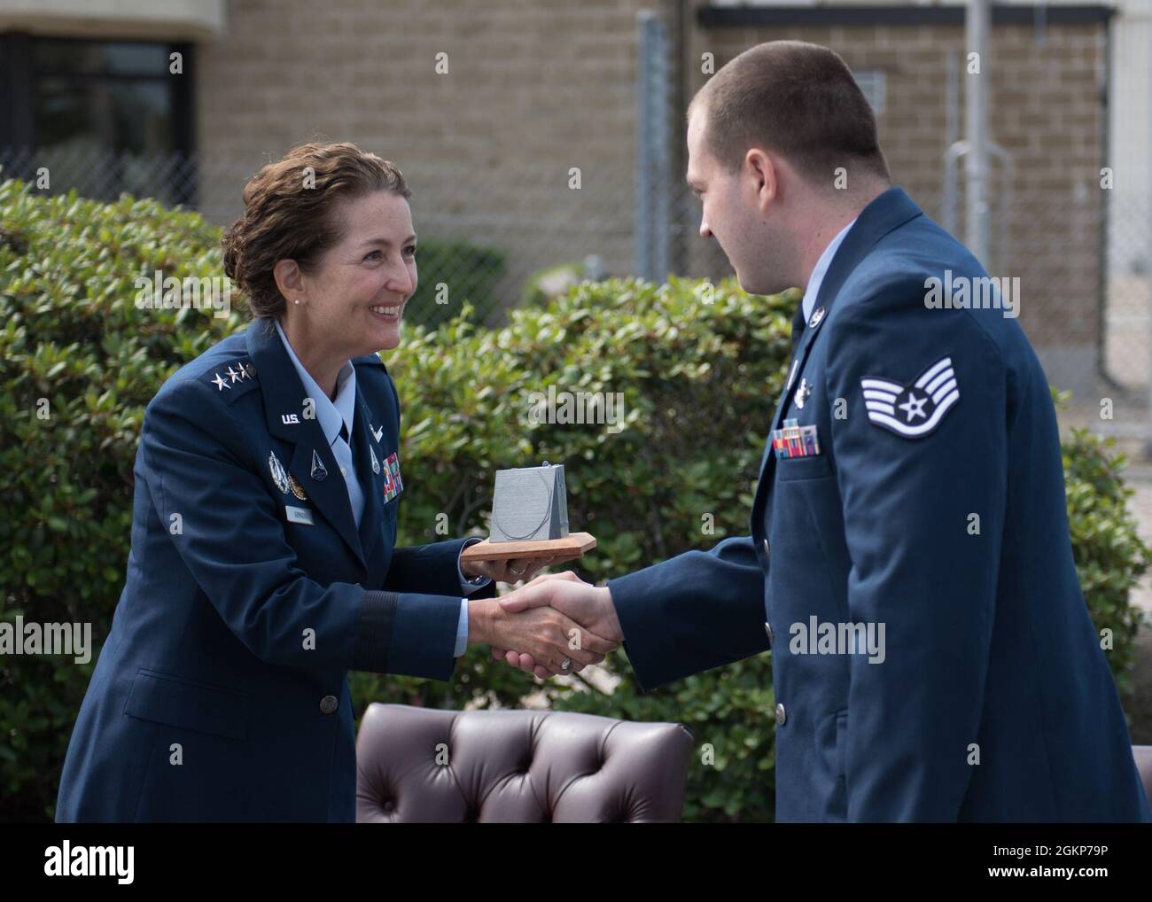 Cape Cod Air Force Station è stata ufficialmente rinominata Cape Cod Space Force Station durante una cerimonia tenutasi il 11 giugno 2021. Nina Armagno, Direttore dello staff, U.S. Space Force, è stato presentato con un modello della struttura PAVE PAVE PAVE, sede del sesto Squadrone Space Warning. Gli Airmen e i Guardiani del 6° forniscono informazioni accurate e tempestive sui missili, sulla difesa missilistica e sulla sorveglianza spaziale ai decision maker statunitensi e alleati per la sicurezza e la sicurezza del Nord America. I membri della "squadra 6" includono il Dipartimento dell'Aeronautica e la Royal Canadian Air Force Airmen An Foto Stock