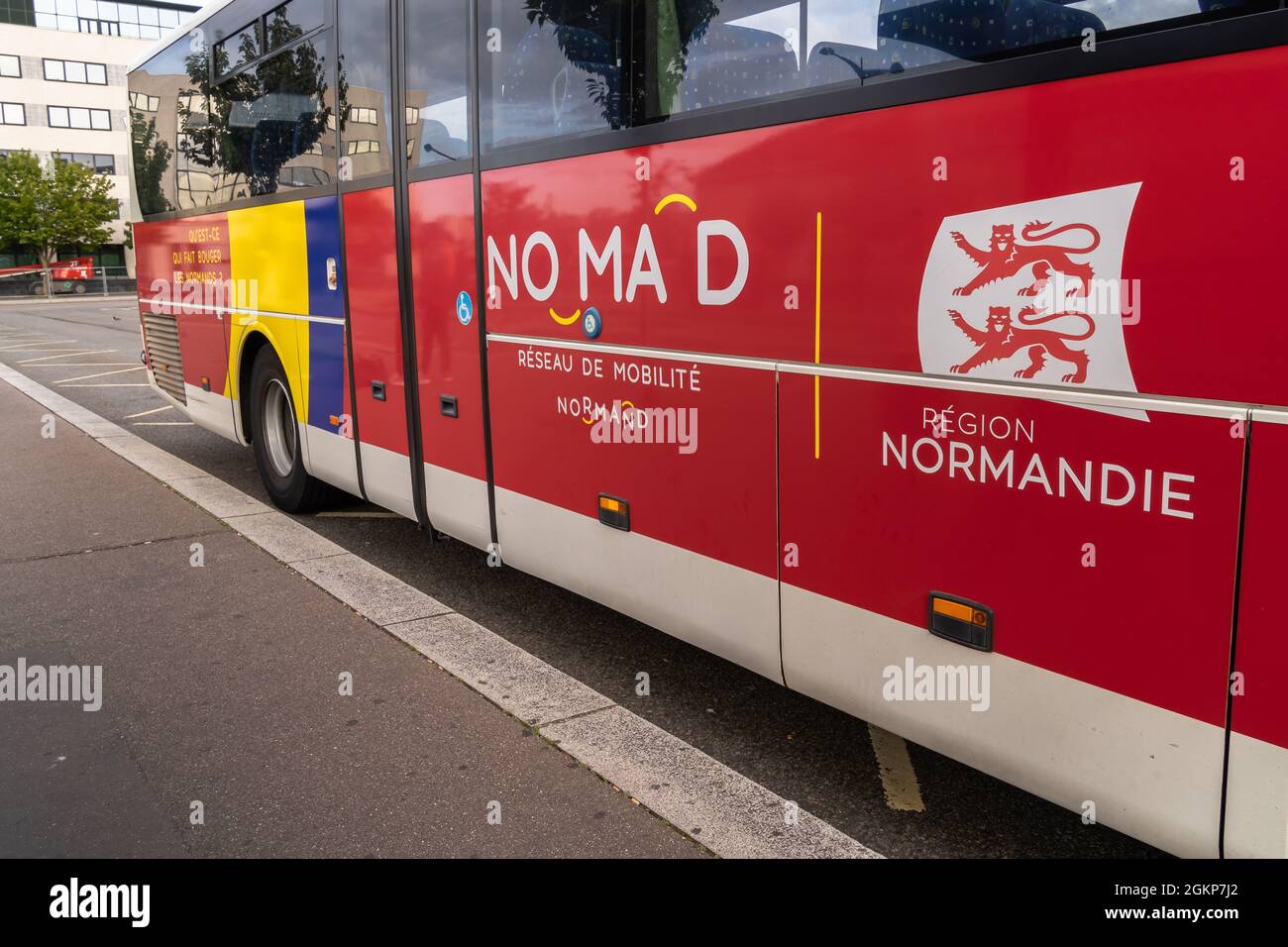 Le Havre, Francia - 8 agosto 2021: NOMAD è la rete di mobilità normanna che riunisce tutti i trasporti regionali non urbani e scolastici Foto Stock