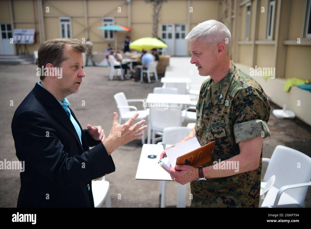 Il sig. Stuart R. Wilson, consigliere di politica alla Task Force Africa dell'Europa meridionale, discute la politica passata e presente durante l'esercizio del Leone africano con il U.S. Marine Corps Col. Erich Wagner, ufficiale in carica, ramo di storia del campo, divisione di storia, università del corpo marino, Agadir, Marocco 11 giugno 2021. Il Leone africano è il più grande, Premier, Joint, esercizio annuale del comando degli Stati Uniti d'Africa ospitato da Marocco, Tunisia e Senegal, 7-18 giugno. Più di 7,000 partecipanti provenienti da nove nazioni e dalla NATO si allenano insieme con un focus sul rafforzamento della disponibilità per le forze degli Stati Uniti e delle nazioni partner. AL21 è un multidominio, Foto Stock
