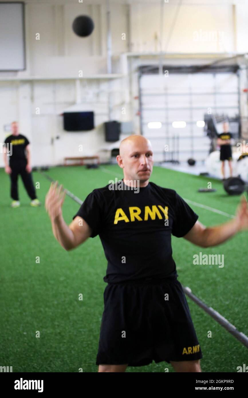 Master Sgt. Ben McNelley, quartier generale della forza congiunta – la Guardia Nazionale dell'Esercito di Washington conduce il lancio del potere permanente durante un test di idoneità di combattimento dell'Esercito il 10 giugno 2021 a Camp Murray, Washington. Foto Stock