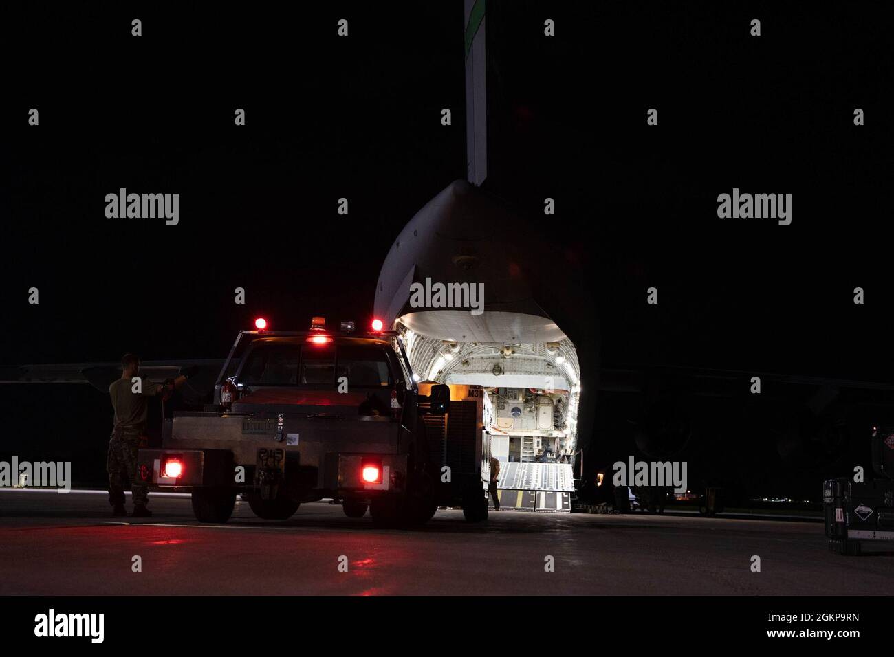 114th Fighter Wing prontezza logistica Airmen carica le attrezzature necessarie su un 82nd Airlift Wing C-17 prima del decollo il 11 giugno 2021, Joe Foss Field, S.D. esercizio Amalgam Dart correrà dal 10 al 19 giugno 2021, con operazioni che vanno attraverso l'Artico dal mare di Beaufort a Thule, Groenlandia. Amalgam Dart 21-01 offre a NORAD l'opportunità di affinare le capacità di difesa continentale, mentre le forze canadesi e statunitensi operano insieme nell'Artico. NORAD, un comando binazionale canadese e americano, utilizza una rete di sensori spaziali aerei e terrestri, petroliere aria-aria e caccia A. Foto Stock