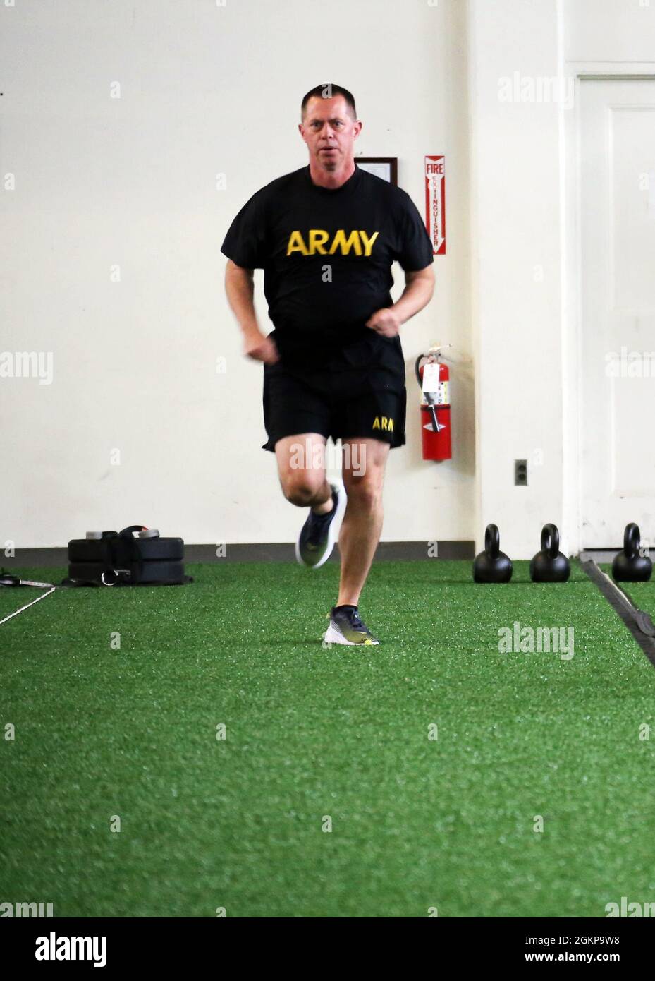 Eric Trovillo, quartier generale della forza congiunta – la Guardia Nazionale dell'Esercito di Washington conduce l'evento Sprint, drag, carry durante un test di idoneità al combattimento dell'Esercito il 10 giugno 2021 a Camp Murray, Washington. Foto Stock