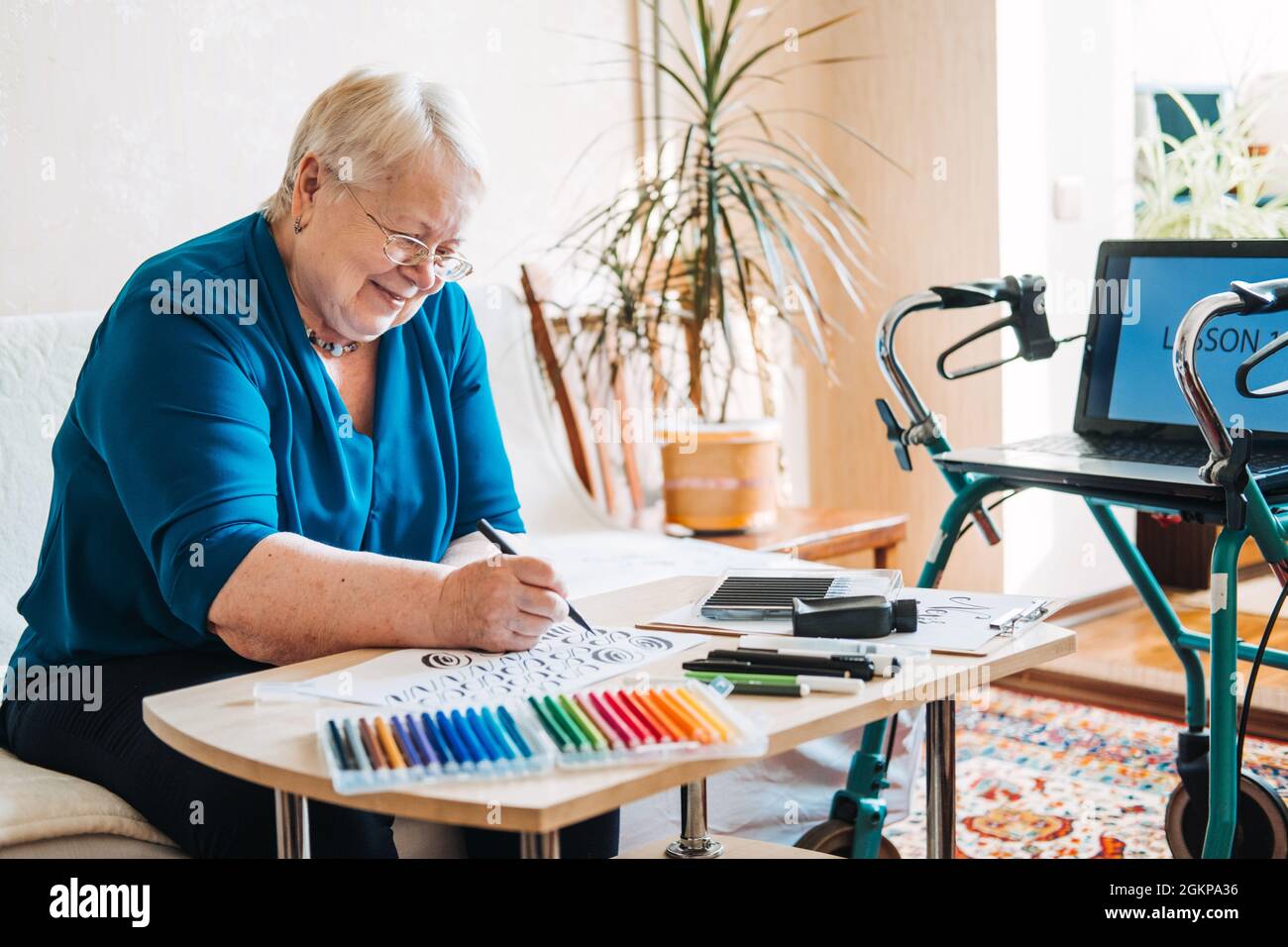 Hobby idee per le persone anziane. Pensionamento Hobby, passatempi per anziani. Attività per anziani con mobilità limitata. Le pratiche della donna matura e anziana Foto Stock