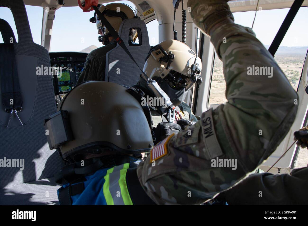 Lo Specialista di salvataggio Chad McBride, Air Support Division, Maricopa County Sheriff's Office, assicura Sgt. Lance Mills, 996th Area Support Medical Company, Task Force Badge, Arizona Army National Guard, è sicuro dopo essere stato issato in un elicottero durante un esercizio di formazione condotto a nord Phoenix il 6 giugno. Il MCSO e l'AZNG hanno collaborato come risultato di Gov. Doug Ducey attiva l'AZNG per fornire supporto non di polizia alle contee in tutto lo stato. Foto Stock