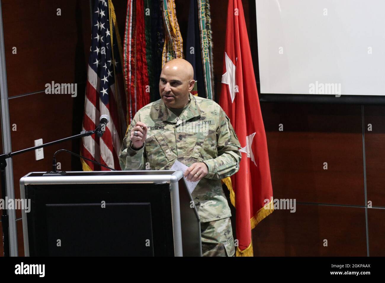 Il Gen. Alberto Rosende, comandante, 63° Divisione preparazione parla durante l'evento inaugurale dell'unità, il 11 giugno 2021, alla Sgt. James Witkowski Armed Forces Reserve Center a Mountain View, California 63. Soldati e civili hanno riconosciuto il patrimonio e la storia della loro unità con una gestione di unità e una cerimonia formale che includeva la musica eseguita dalla 63.a Army Band della RD. Foto Stock