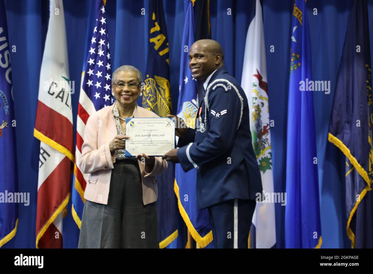 Il rappresentante degli Stati Uniti per il Distretto di Columbia, Eleanor Holmes Norton, consegna diversi premi alla cerimonia di laurea della Guardia d'onore dell'Aeronautica militare degli Stati Uniti presso la Joint base Anacostia-Bolling, Washington, D.C, 11 giugno 2021. Holmes Norton ha assegnato ad Airman la prima classe Aaron Sinclair il premio Physical Fitness Excellence. Foto Stock