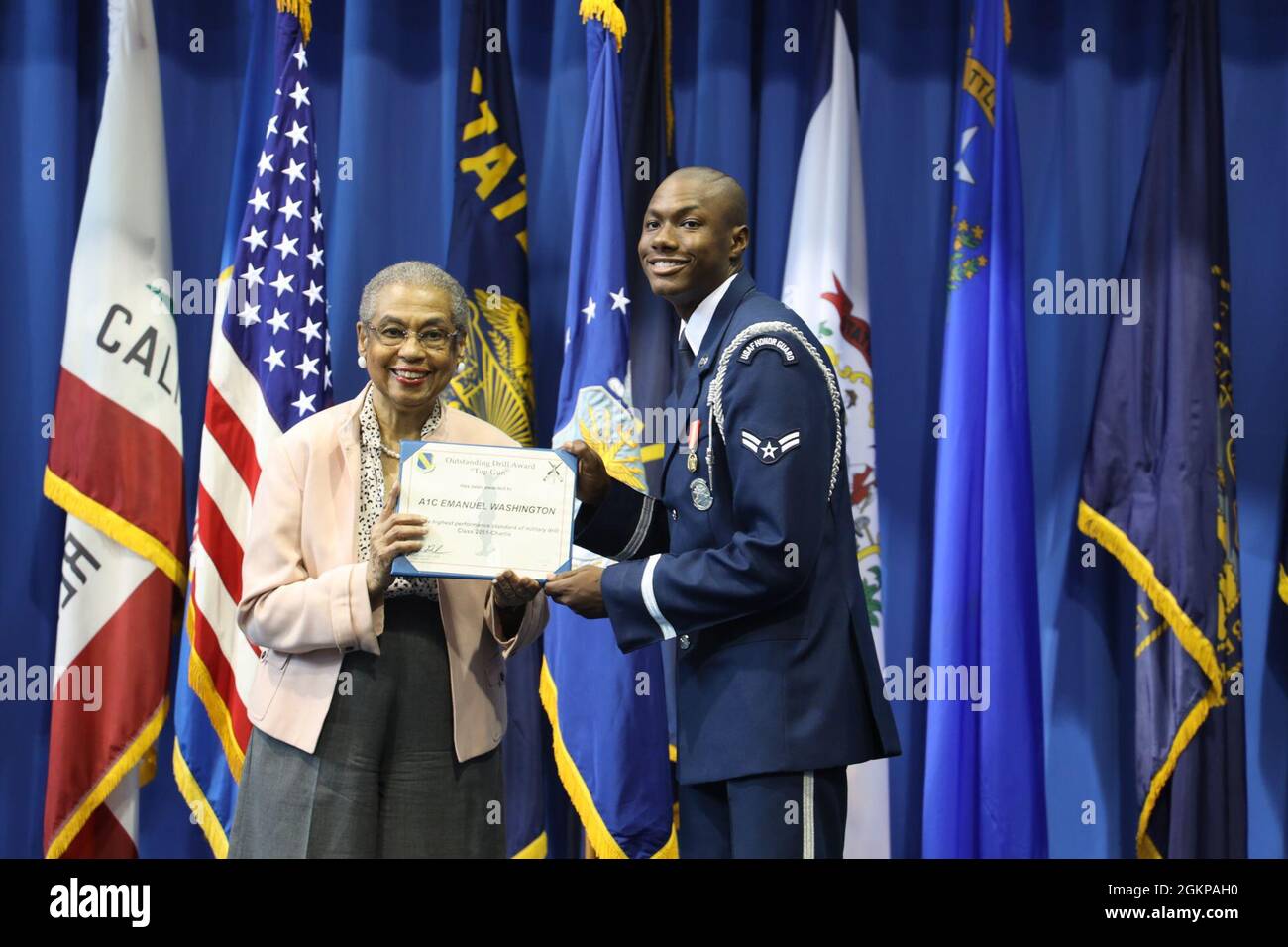 Il rappresentante degli Stati Uniti per il Distretto di Columbia, Eleanor Holmes Norton, consegna diversi premi alla cerimonia di laurea della Guardia d'onore dell'Aeronautica militare degli Stati Uniti presso la Joint base Anacostia-Bolling, Washington, D.C, 11 giugno 2021. Holmes Norton ha presentato ad Airman 1a classe Emmanuel Washington il premio Top Gun, che è dato al laureato della Guardia d'onore che ha avuto il più alto standard di prestazioni della perforazione militare. Foto Stock