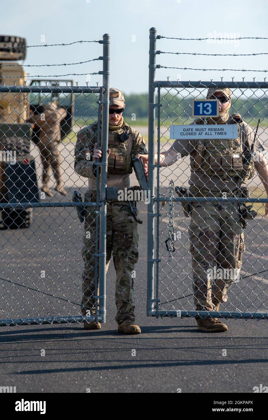 Senior Airman Tyler McCauley e staff Sgt. Chandler Hunter, specialisti delle forze di sicurezza con il 123esimo gruppo di risposta di contingenza della Guardia Nazionale aerea del Kentucky, si assicura il cancello durante un esercizio di apertura della forza-porto comune noto come operazione Lone Oak a Volk Field, Wis., 11 giugno 2021. L'obiettivo del JTF-PO è quello di creare un centro completo per la logistica aerea e una rete di distribuzione superficiale. Foto Stock