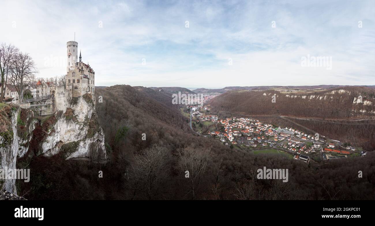 Vista panoramica del Castello di Lichtenstein e della valle di Echaz con città di Honau e Unterhausen - Baden-Wurttemberg, Germania Foto Stock