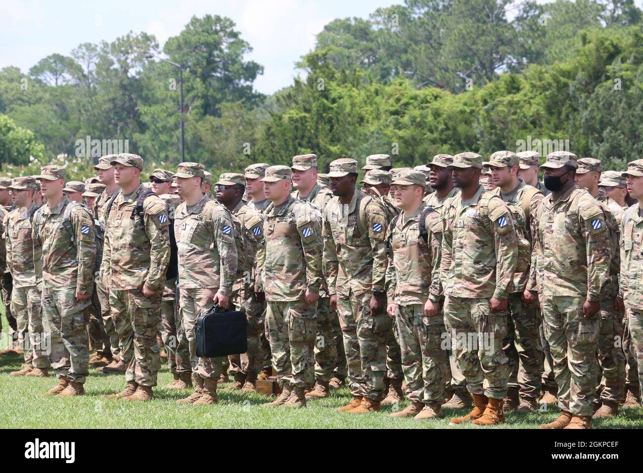 I soldati assegnati alla prima squadra di combattimento delle Brigate Armored, terza divisione di fanteria, si levano in piedi sul campo di Cottrell durante la cerimonia di benvenuto della Brigata, 12 giugno 2021, a Fort Stewart, Georgia. Raider Brigade ha sostenuto gli sforzi di mitigazione delle forze dell'U.S.Forces Korea COVID-19 attraverso la gestione di successo dell'impianto di quarantena (QFAC) per quattro mesi e ha ricevuto un alto apprezzamento per la qualità e la precisione del supporto fornito. La disciplina della BCT è stata dimostrata nel avere i tassi di trasmissione più bassi tra qualsiasi unità della penisola e sono riusciti a vaccinare oltre il 73% della formazione. Foto Stock