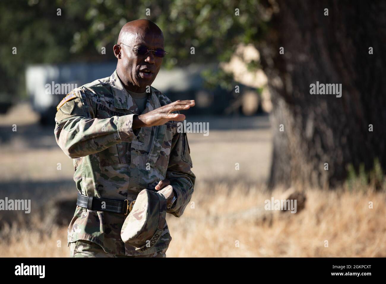 Briga. Il Gen. Andrew Harewood, vice capo dei Cappellani della Riserva dell'Esercito degli Stati Uniti, si rivolge al pubblico della colazione di preghiera con parole motivazionali durante l'esercitazione di addestramento di sostegno di combattimento (CSTX) a Fort Hunter Liggett, Calif. 12 giugno 2021. Foto Stock