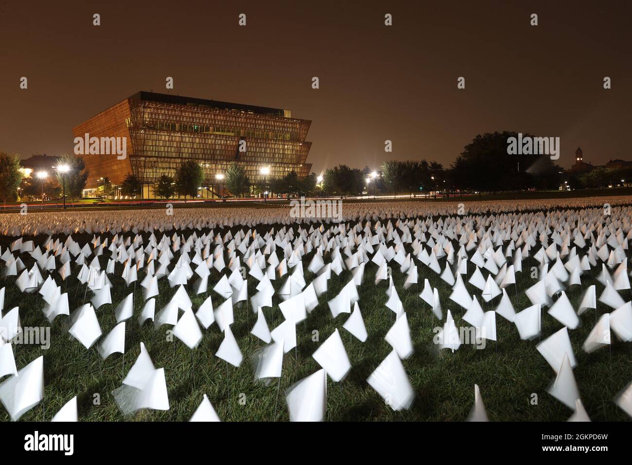 Washington, DC, Stati Uniti. 14 settembre 2021. View of the in America: Ricorda Public Art Exhibition con oltre 610,000 bandiere che onorano coloro che sono passati via da Covid-19 al National Mall di Washington, DC il 14 settembre 2021. Credit: Mpi34/Media Punch/Alamy Live News Foto Stock