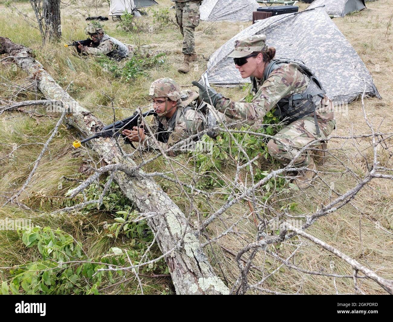 Observer, Coach/Trainer assistono l'812th Transportation Company nel reagire al contatto e nel trattamento di una vittima durante il WAREX 86-21-02 ospitata dalla 86th Training Division, giugno 5-19 a Fort McCoy, Wis OC/Ts sono vitali nella formazione dei soldati e nel test e nella valutazione delle missioni individuali e di squadra essenziali. Foto Stock