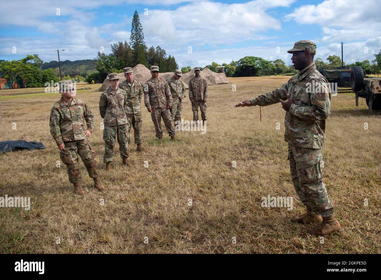 Sgt. Tecnico Reid Merriwether istruisce i cittadini di riserva Airmen del 624esimo gruppo di supporto regionale sulle procedure di ricerca e recupero (S&R) durante Pacific Warriorz 2021 (PWZ-21). PWZ-21 è un esercizio di integrazione della forza totale e di formazione congiunta presso Schofeld Barracks, Hawaii, 12 giugno 2021. Le operazioni S&R sono condotte da squadre in caso di incidente effettivo che coinvolga le risorse dell'Aeronautica e/o il personale dell'Aeronautica militare. Foto Stock