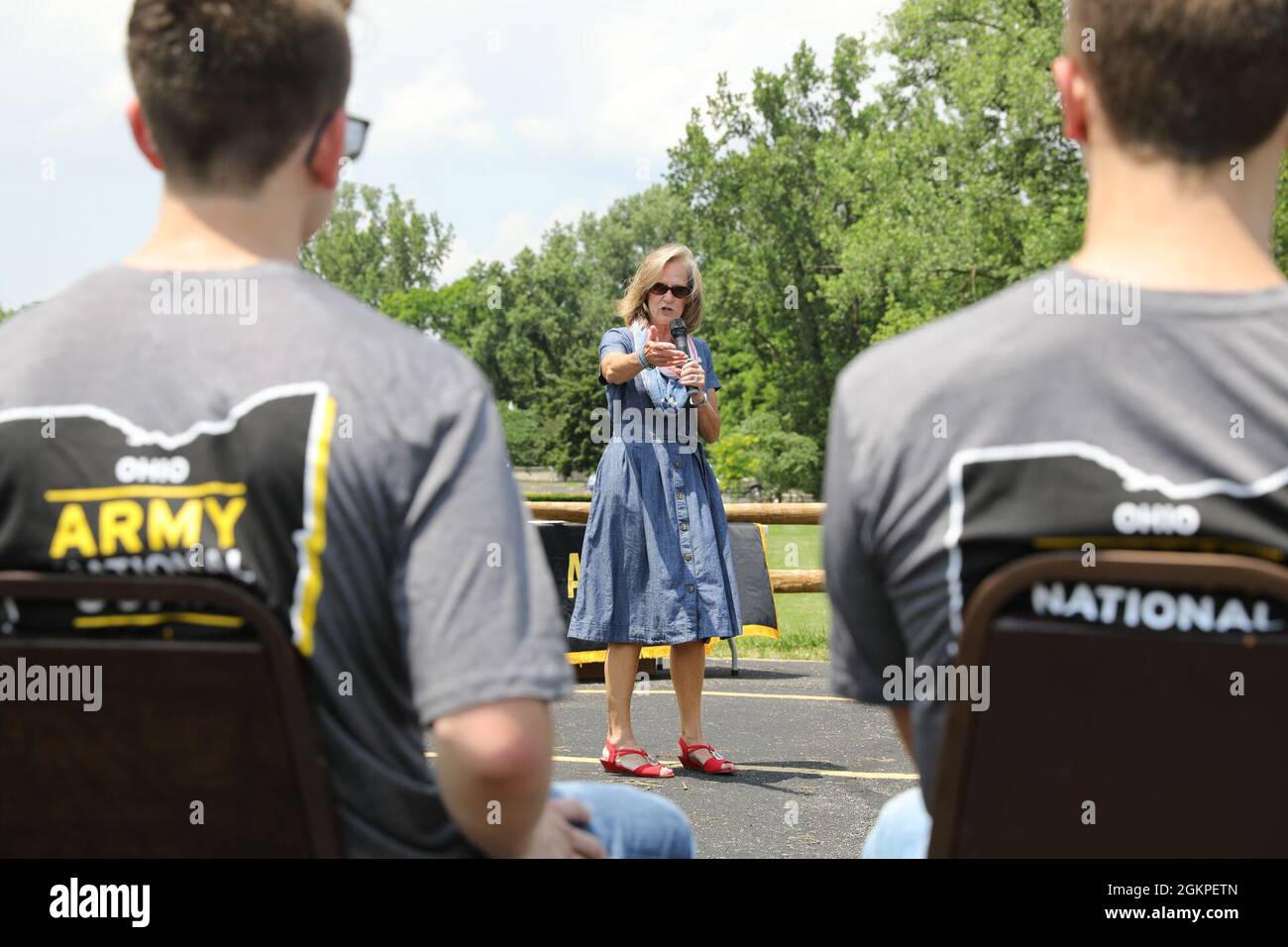 Il generale dell'esercito in pensione Deborah Ashenhurst, direttore dell'Ohio Department of Veterans Services, parla con i futuri soldati della Guardia Nazionale dell'Ohio Army durante una cerimonia di taglio della torta di compleanno dell'esercito all'alberino Tri-Comunità 4719 di VFW a Gahanna, Ohio 13 giugno 2021. Foto Stock