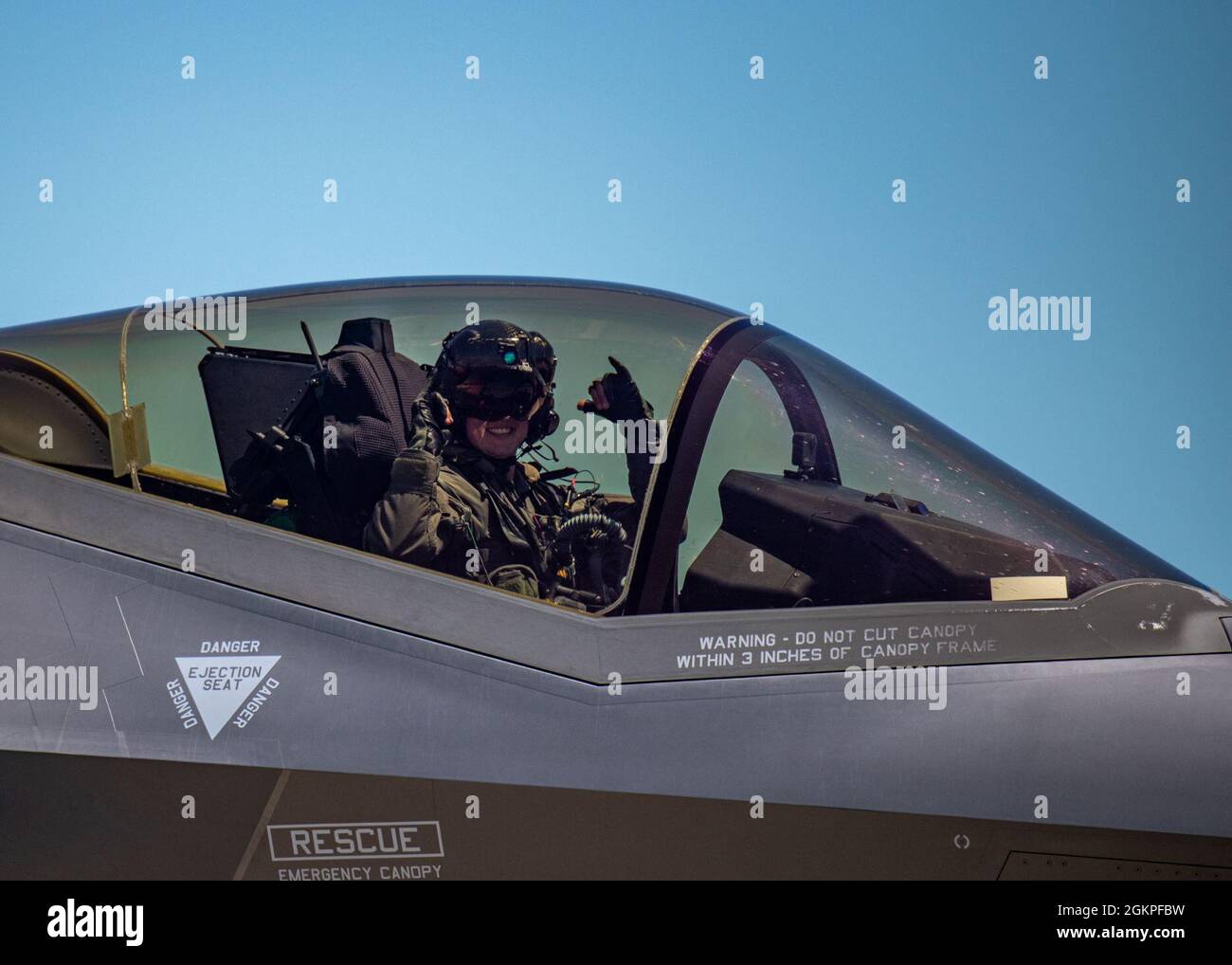 Kristin 'BEO' Wolfe, F-35A Lightning ll Demonstration Team pilota e comandante, taxi di fronte alla folla del Deke Slayton Airfest, tenuto presso l'aeroporto regionale la Crosse, il 13 giugno 2021. Il Deke Slayton Airfest è stato il secondo di diciassette spettacoli in programma per il team di demo F-35 durante la stagione dell'air show 2021. Foto Stock