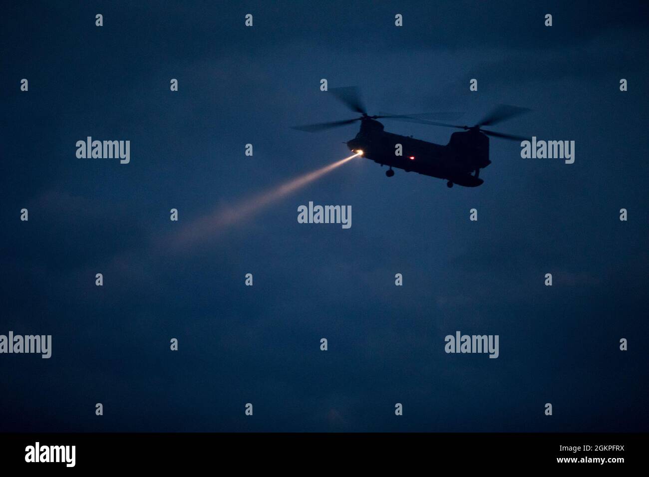 Un elicottero dell'esercito degli Stati Uniti CH-47 Chinook, dal secondo battaglione, il 104th Regiment di Aviazione, vola sopra la gamma 48, Fort Drum, New York, 13 giugno 2021. CH-47 Chinook elicotteri sono in grado di trasportare fino a 55 truppe, 24 barelle con tre assistenti, o 24,000 libbre. Foto Stock