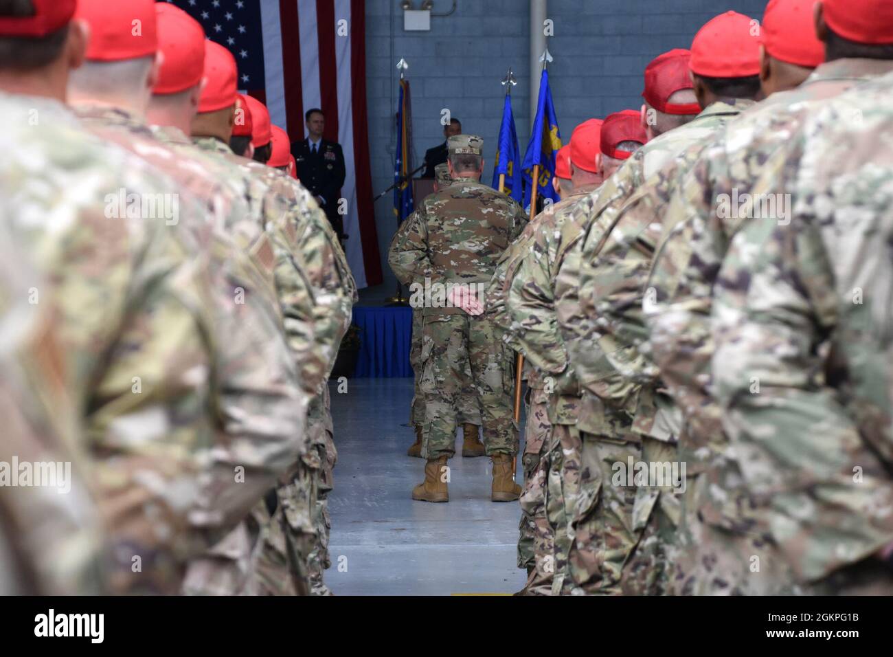 I membri del 201st CAVALLO ROSSO Det.1 si trova a parata riposo durante il 111esimo attacco Wing assunto della cerimonia di comando del col. Deane E. Thomey alla base della Guardia Nazionale dell'aria di Biddle a Horsham, Pennsylvania. Giugno 13, 2021. Foto Stock