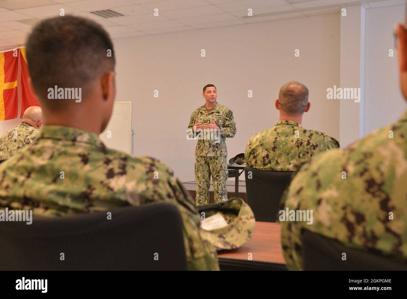 Force Master Chief of the Navy Reserve Chris Kotz, da North Augusta, South Carolina, parla con i marinai di riserva del Navy Expeditionary Logistics Support Group (NAVELSG) Foxtrot due mobilitazione e ha girato diversi luoghi di addestramento, giugno 14. NAVELSG si trova sulla base delle armi navali Yorktown-Cheatham Annex a Williamsburg, Virginia. Foto Stock