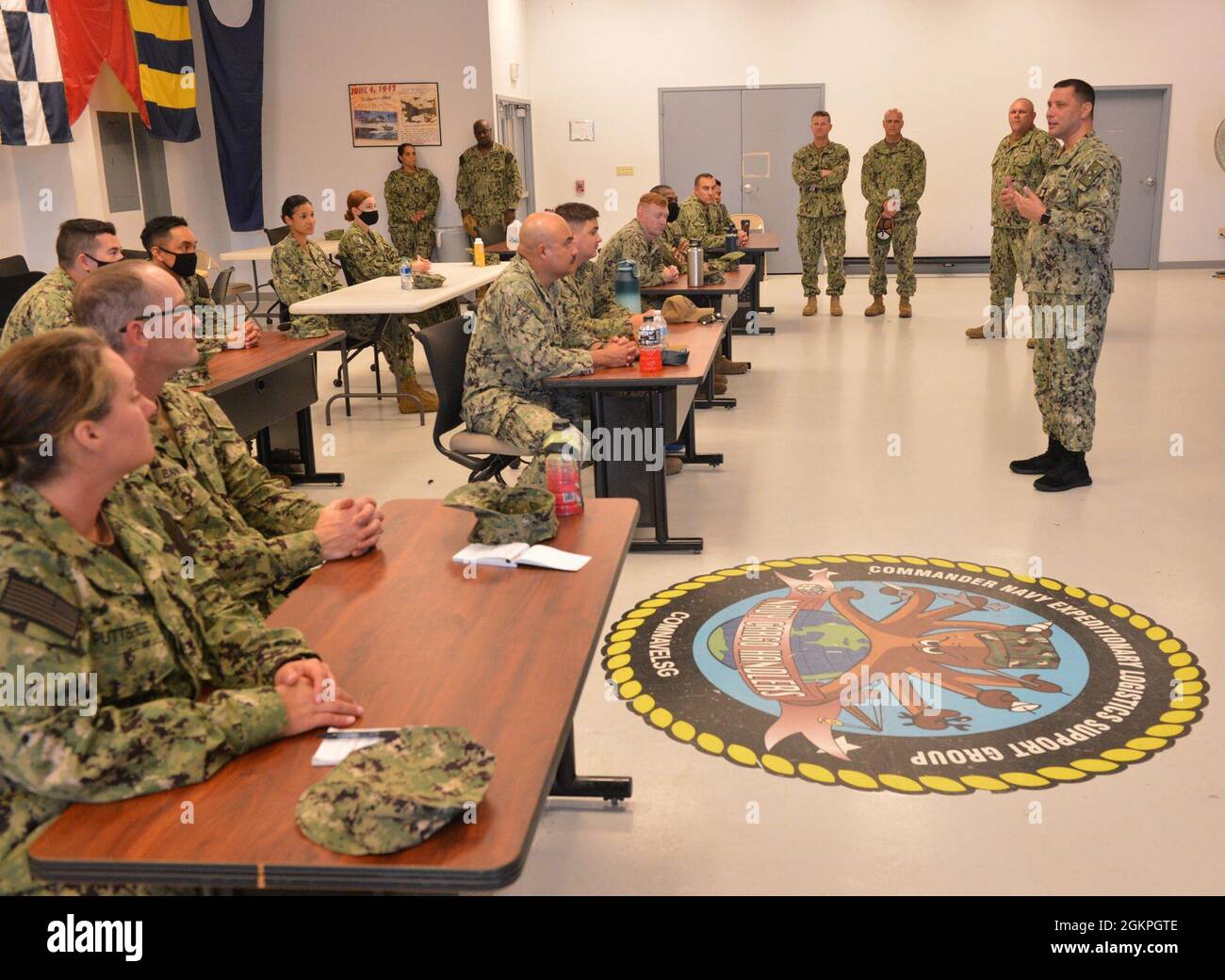 Force Master Chief of the Navy Reserve Chris Kotz, da North Augusta, South Carolina, parla con i marinai di riserva del Navy Expeditionary Logistics Support Group (NAVELSG) Foxtrot due mobilitazione e ha girato diversi luoghi di addestramento, giugno 14. NAVELSG si trova sulla base delle armi navali Yorktown-Cheatham Annex a Williamsburg, Virginia. Foto Stock