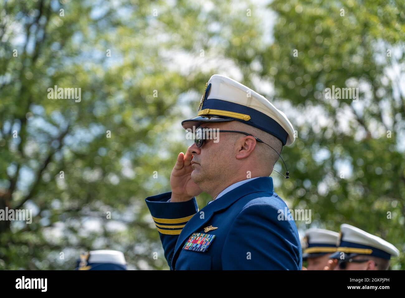 I membri della famiglia e del servizio militare si riuniscono per onorare il Lt. j.g. Morgan Garrett durante il suo interamento al cimitero nazionale di Arlington in Arlington, Virginia, 14 giugno 2021. La comunità aerea della Guardia Costiera ha riconosciuto la perdita di Garrett con un volo in volo C-130 della sepoltura militare formale, e i membri della Guardia Costiera Women’s Leadership Initiative erano presenti per onorare la vita, il servizio e il sacrificio di Morgan. Foto Stock