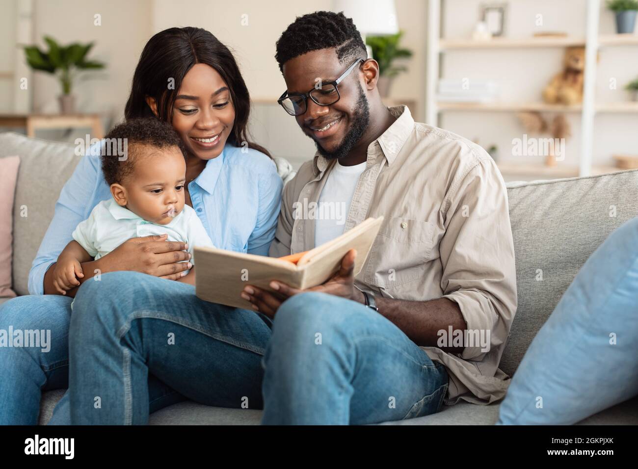 Ritratto di allegro libro di lettura nero per la famiglia per il bambino Foto Stock