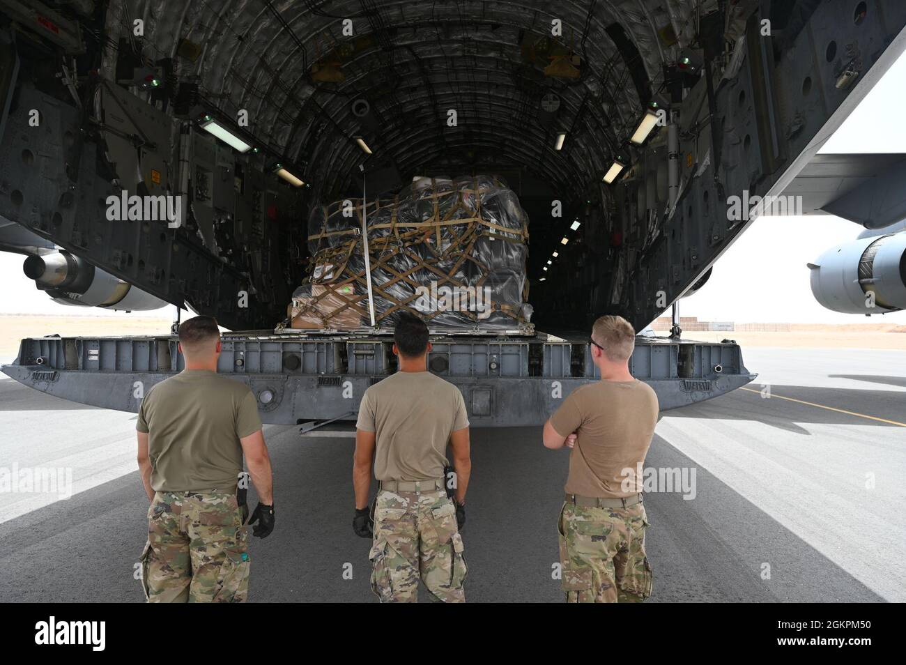Tre Airmen riposano dopo aver caricato un pallet in un C-17 Globemaster III 15 giugno 2020 all'Air base 201, Agadez, Niger. L'Ufficio di gestione del traffico e l'Air Terminal Operations Center collaborano per garantire che le attrezzature e le forniture di milioni di dollari siano fluite in tutto il mondo fino alla loro destinazione finale. Foto Stock