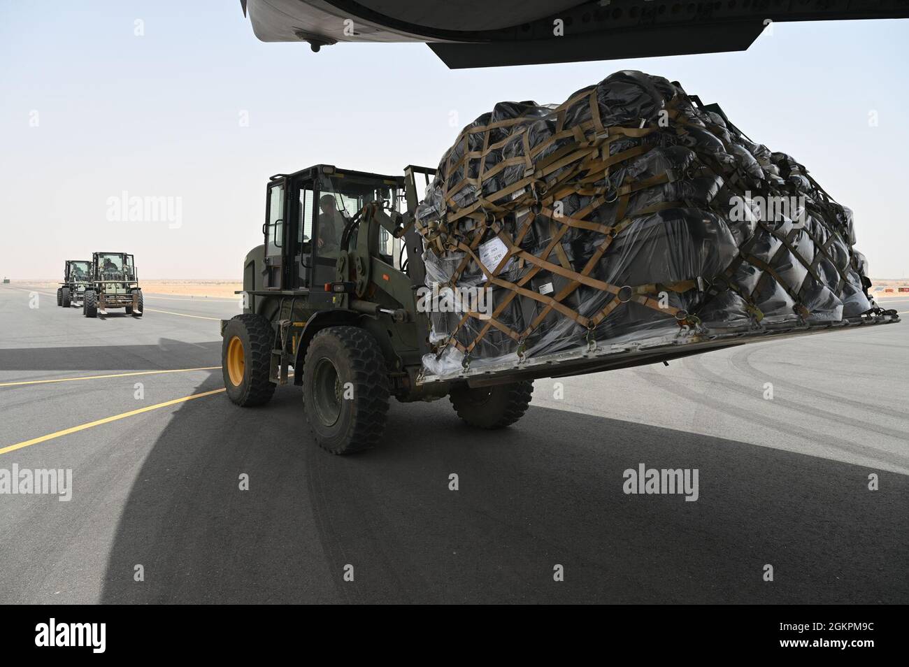 Gli airmen scaricano un pallet da un C-17 Globemaster III 10 giugno 2020 a Air base 201, Agadez, Niger. L'Ufficio di gestione del traffico e il Centro operativo Air Terminal lavorano insieme per caricare, scaricare e processare ogni singolo carico che entra in Air base 201. Foto Stock