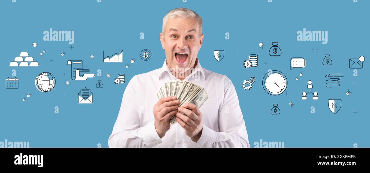 Ragazzo caucasico senior che detiene dollari USA e urla OMG su sfondo blu studio con icone finanziarie, collage Foto Stock