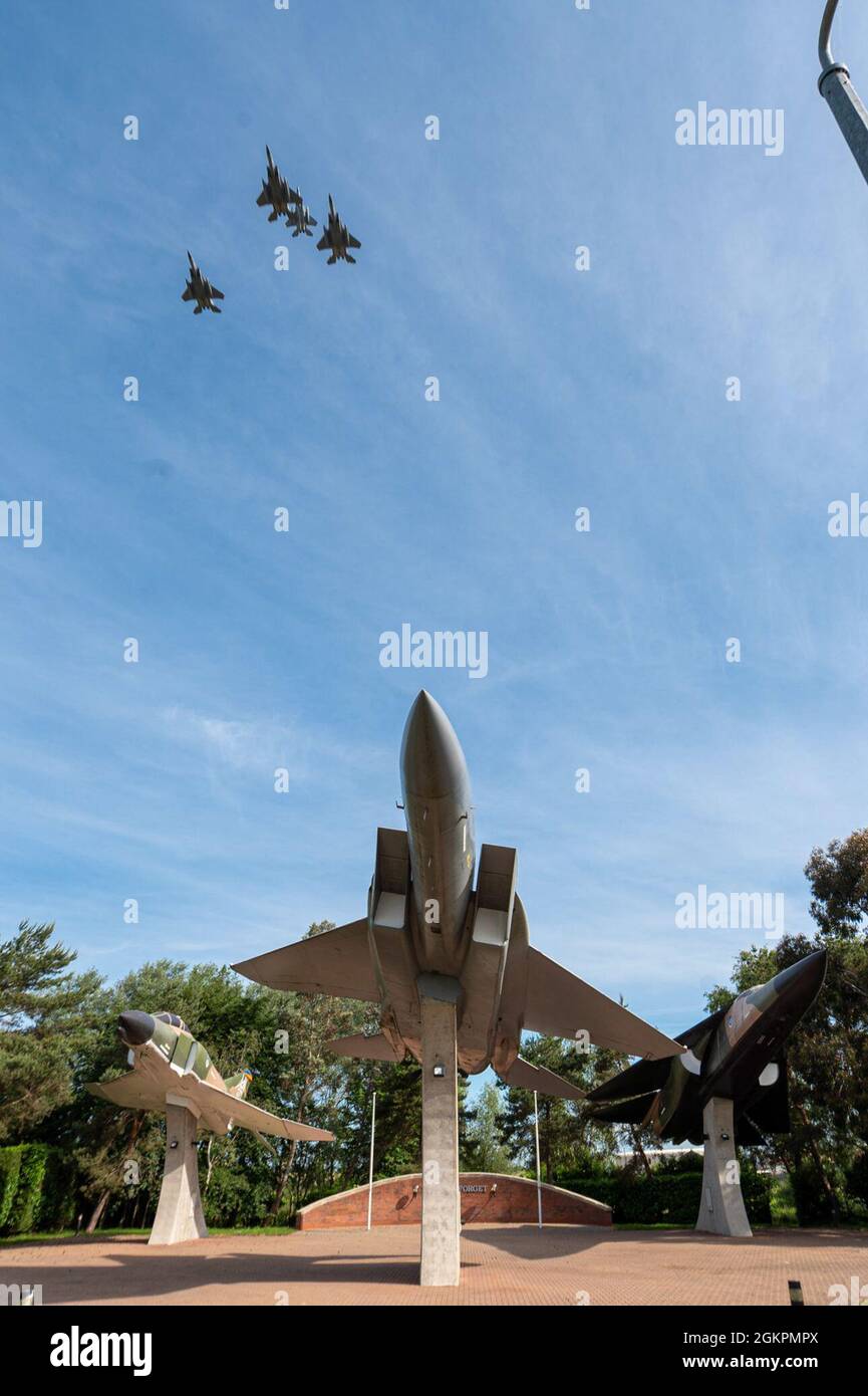 US Air Force F-15C Eagles assegnato al 493rd Fighter Squadron condurre un uomo mancante durante un volo commemorativo di formazione alla Royal Air Force Lakenheath, Inghilterra, 15 giugno 2021. Il volo è stato condotto per commemorare il primo anniversario del 4 mishap scelto dove il 1° Lt. Kenneth 'Kage' Allen, un pilota da combattente F-15 con il 493° Fighter Squadron, è stato ucciso dopo che il suo aereo si è schiantato nel mare del nord. Foto Stock