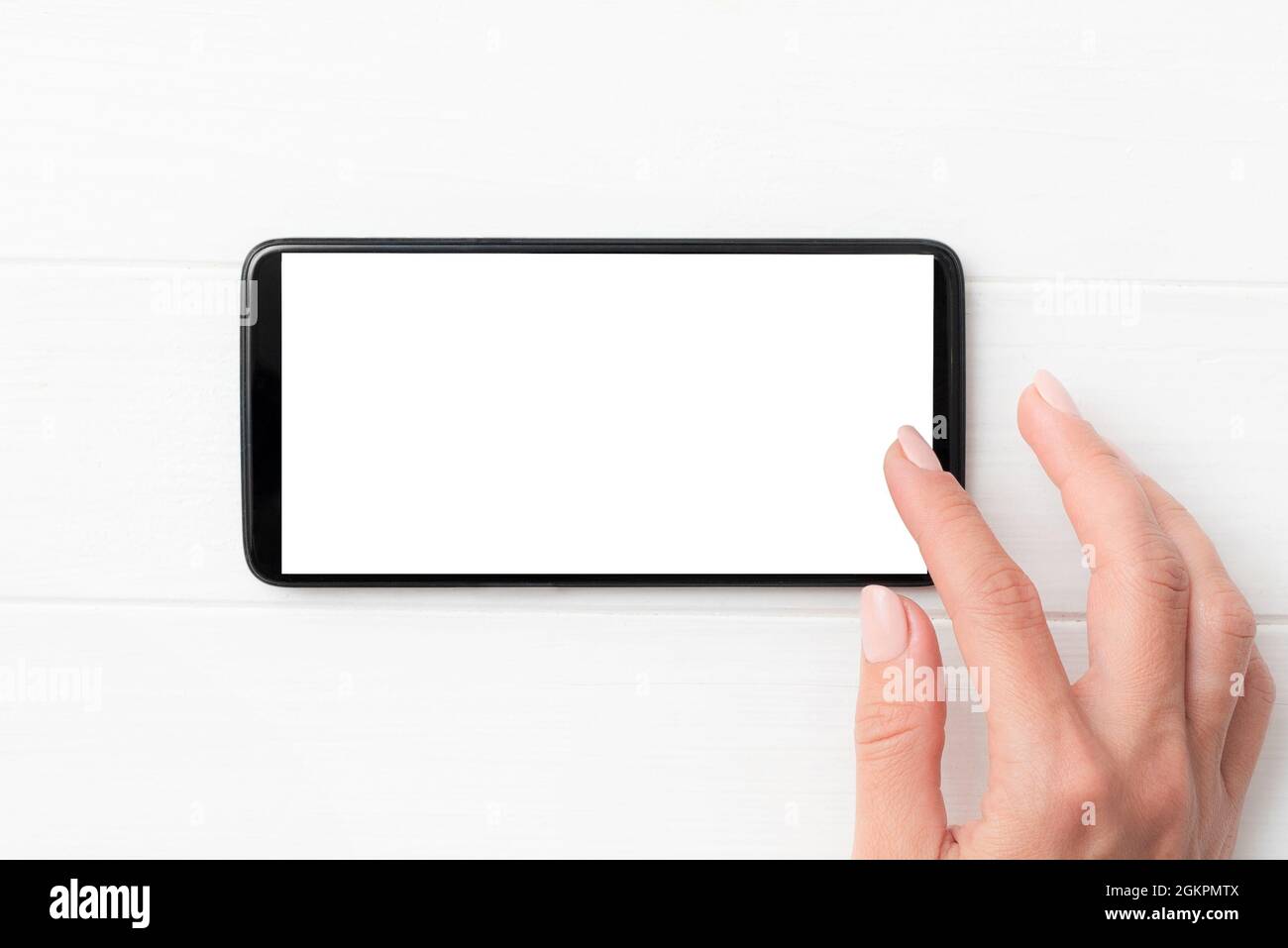 Smartphone nero con schermo bianco nelle mani Foto Stock