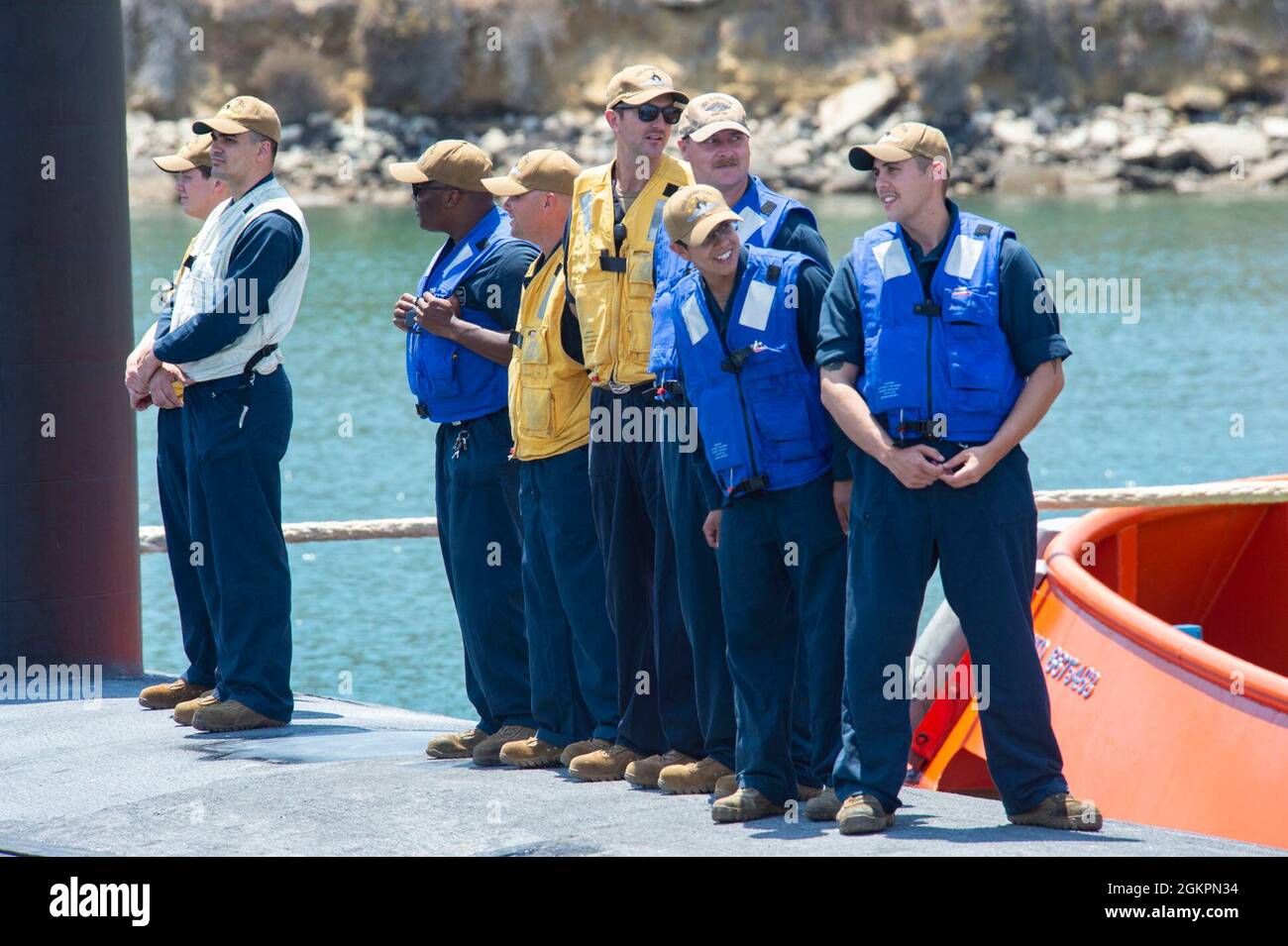 SAN DIEGO (15 giugno 2021)- marinai assegnati al sottomarino ad attacco rapido di classe Los Angeles USS Hampton (SSN 767) partono da Naval base Point Loma per un dispiegamento del Pacifico occidentale, giugno 15. Hampton si schiererà nell'area di responsabilità della settima flotta degli Stati Uniti, dove l'equipaggio sosterrà gli interessi di sicurezza nazionale e condurrà operazioni di sicurezza marittima. Foto Stock