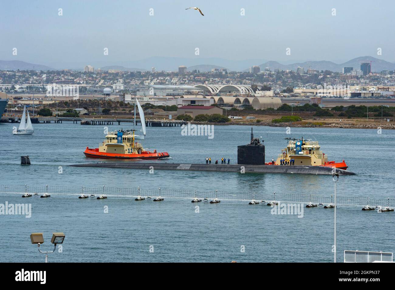 SAN DIEGO (15 giugno 2021)- marinai assegnati al sottomarino ad attacco rapido di classe Los Angeles USS Hampton (SSN 767) partono da Naval base Point Loma per un dispiegamento del Pacifico occidentale, giugno 15. Hampton si schiererà nell'area di responsabilità della settima flotta degli Stati Uniti, dove l'equipaggio sosterrà gli interessi di sicurezza nazionale e condurrà operazioni di sicurezza marittima. Foto Stock