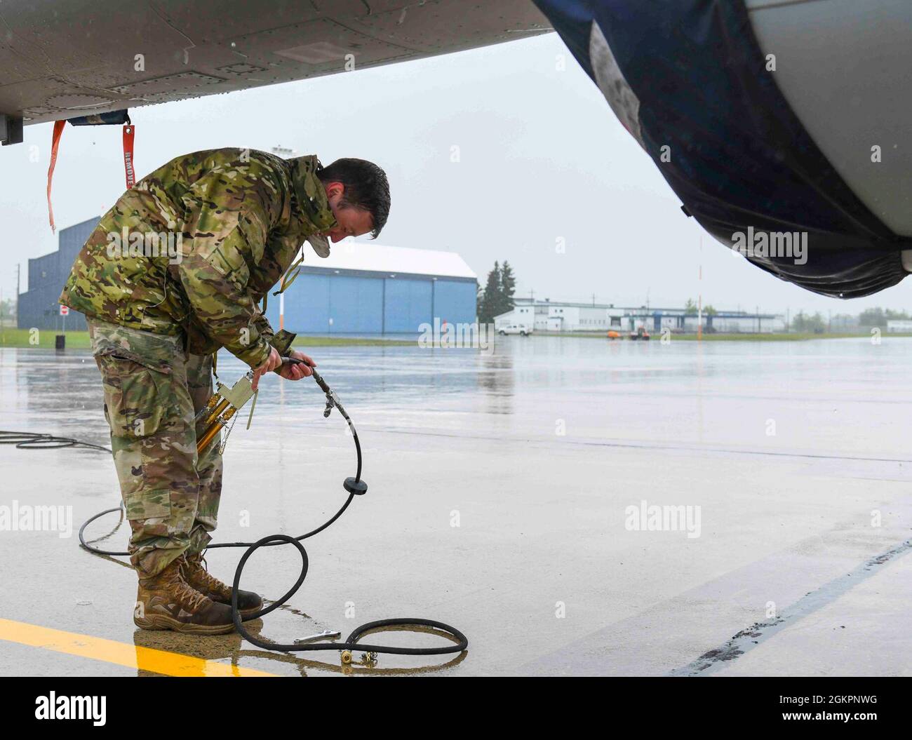 A U.S. Air Force Airman la Colorado Air National Guard, 140th Aircraft Maintenance Squadron, prepara un F-16 Fighting Falcon per il decollo durante l'esercizio Amalgam Dart 21-01 a Goose Bay, Canada, 16 giugno 2021. Esercizio Amalgam Dart sarà operativo dal 10 al 19 giugno 2021, con operazioni che vanno attraverso l'Artico dal mare di Beaufort a Thule, Groenlandia. Amalgam Dart 21-01 offre a NORAD l'opportunità di affinare le capacità di difesa continentale, mentre le forze canadesi e statunitensi operano insieme nell'Artico. Comando binazionale canadese e americano, NORAD impiega una rete di spazio-based, aereo e terra-ba Foto Stock