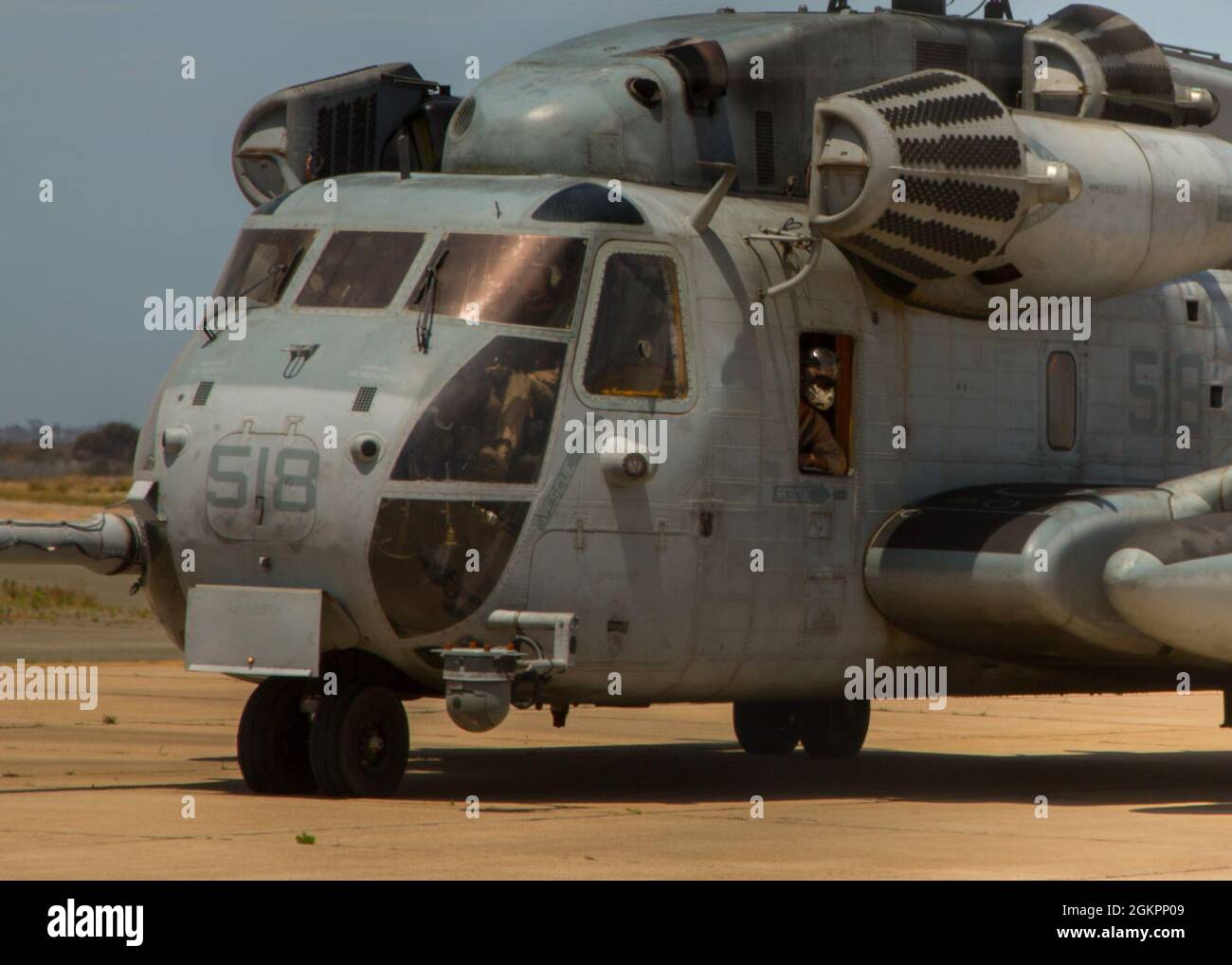 Marines USA con Marine Heavy Helicopter Squadron (HMH) 361, Marine Aircraft Group 16, 3rd Marine Aircraft Wing, stand by per decollo sulla Marine Corps Air Station Miramar, California, 15 giugno 2021. HMH-361 ha volato verso la base aerea navale di Fallon, Nevada, per addestrare le nuove capacità e qualifiche degli sparatutto aerei per migliorare la disponibilità operativa in avanti dello squadrone. Foto Stock