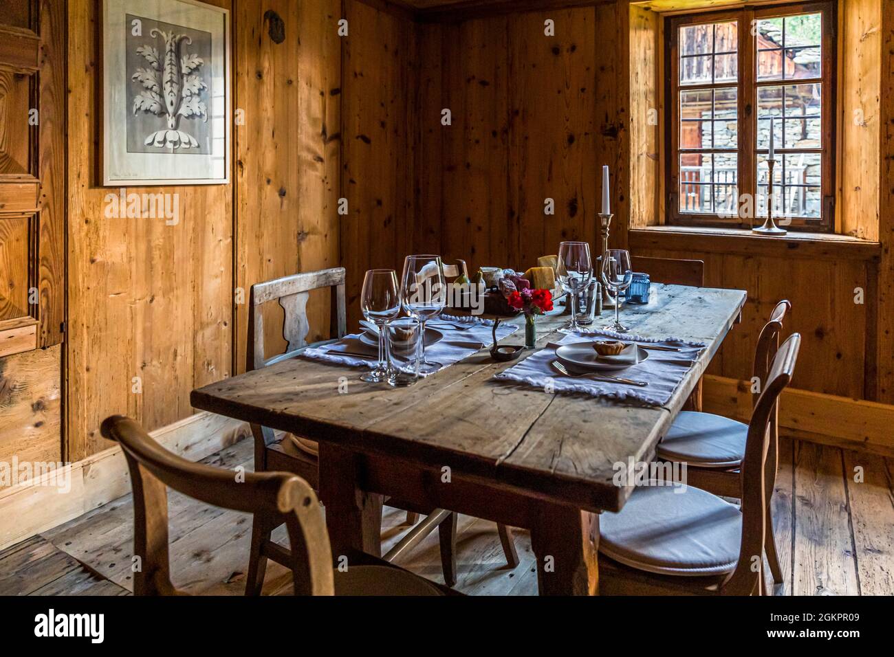 A Cerentino, i visitatori possono soggiornare nella storica casa patrizia Cà Vegia, finemente ristrutturata, con mobili secolari ma senza elettricità. Devi sapere in tempo prima della notte dove sono le candele e le partite, Circolo della Rovana, Svizzera Foto Stock