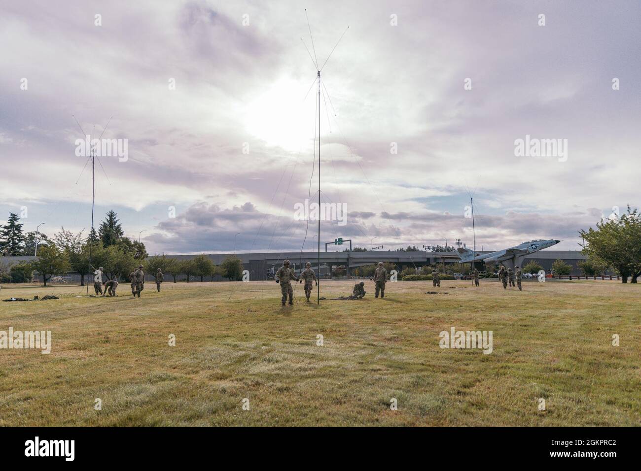 Signaleers of C Co., 898th Brigade Engineer Battaglione stabilire con successo le comunicazioni durante il Signal Stakes OE-254 Race, giugno 15, Camp Murray, WA. Foto Stock