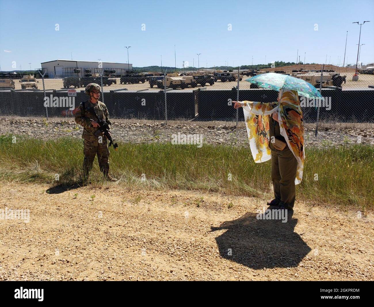 I civili sul campo di battaglia a WAREX 86-21-02 ospitati dalla 86th Training Division, giugno 5-19 a Fort McCoy, Wis., sono progettati per dare ai soldati della Riserva dell'esercito degli Stati Uniti interazioni realistiche per prepararli per ogni situazione che possono incontrare. Foto Stock