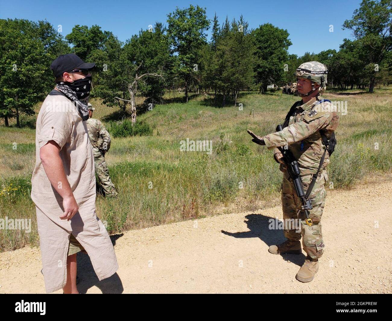 I civili sul campo di battaglia a WAREX 86-21-02 ospitati dalla 86th Training Division, giugno 5-19 a Fort McCoy, Wis., sono progettati per dare ai soldati della Riserva dell'esercito degli Stati Uniti interazioni realistiche per prepararli per ogni situazione che possono incontrare. Foto Stock