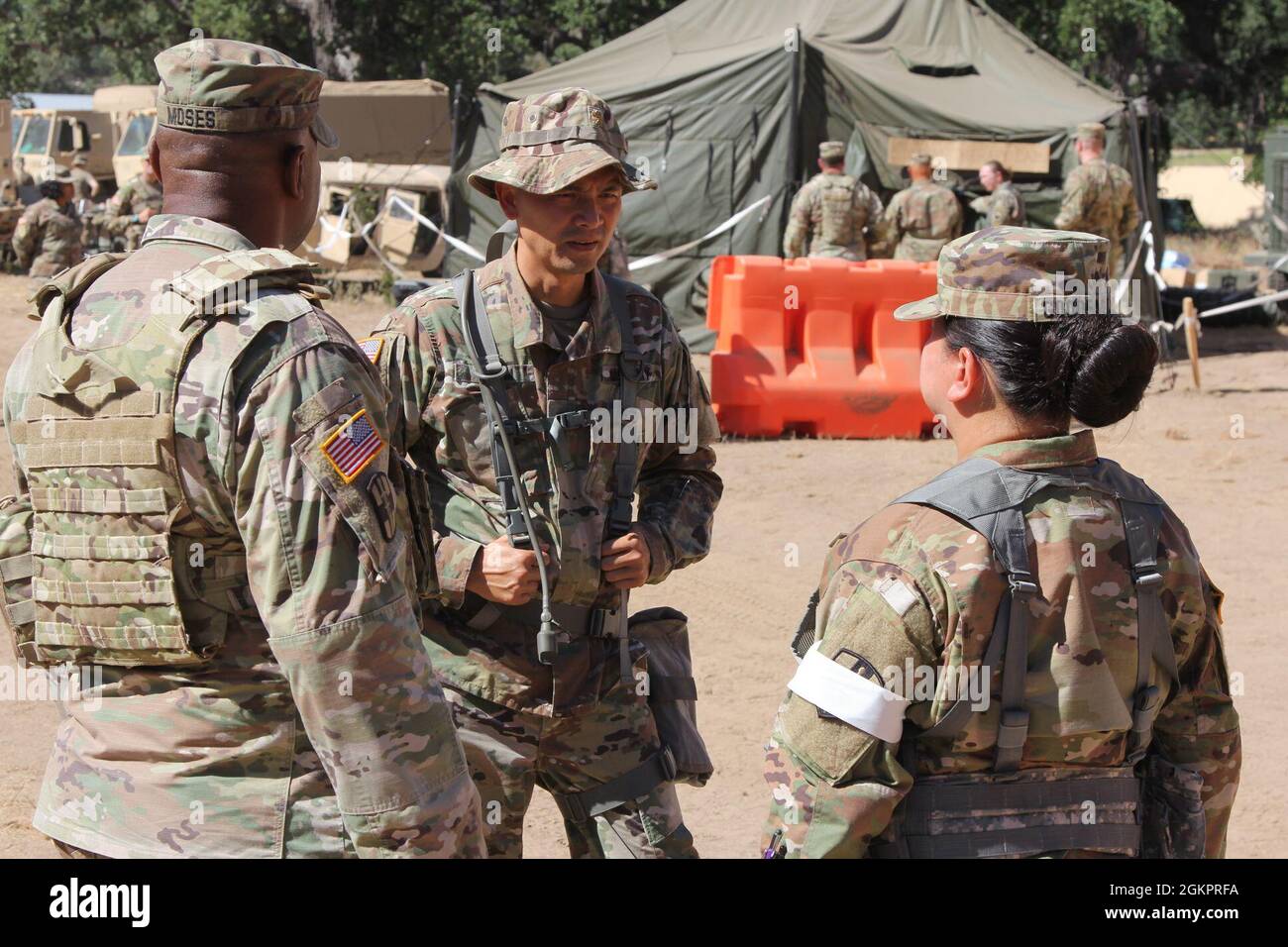 Army Reserve Medical Readiness Training Command Observer Coach / Trainer raccogliere osservazioni al fine di garantire che le unità di formazione sono seguendo le procedure operative standard e sapere come eseguire la loro missione compiti essenziali durante l'esercizio medico globale a Fort Hunter Liggett nel giugno 2021. I dati vengono inseriti nel sistema informativo congiunto Lezioni apprese per consentire ai team di analisti di segnalare le tendenze nelle varie unità e gli esercizi vengono segnalati, in ultima analisi, influenzando la gestione dei dirigenti senior e le decisioni materiali. Foto Stock