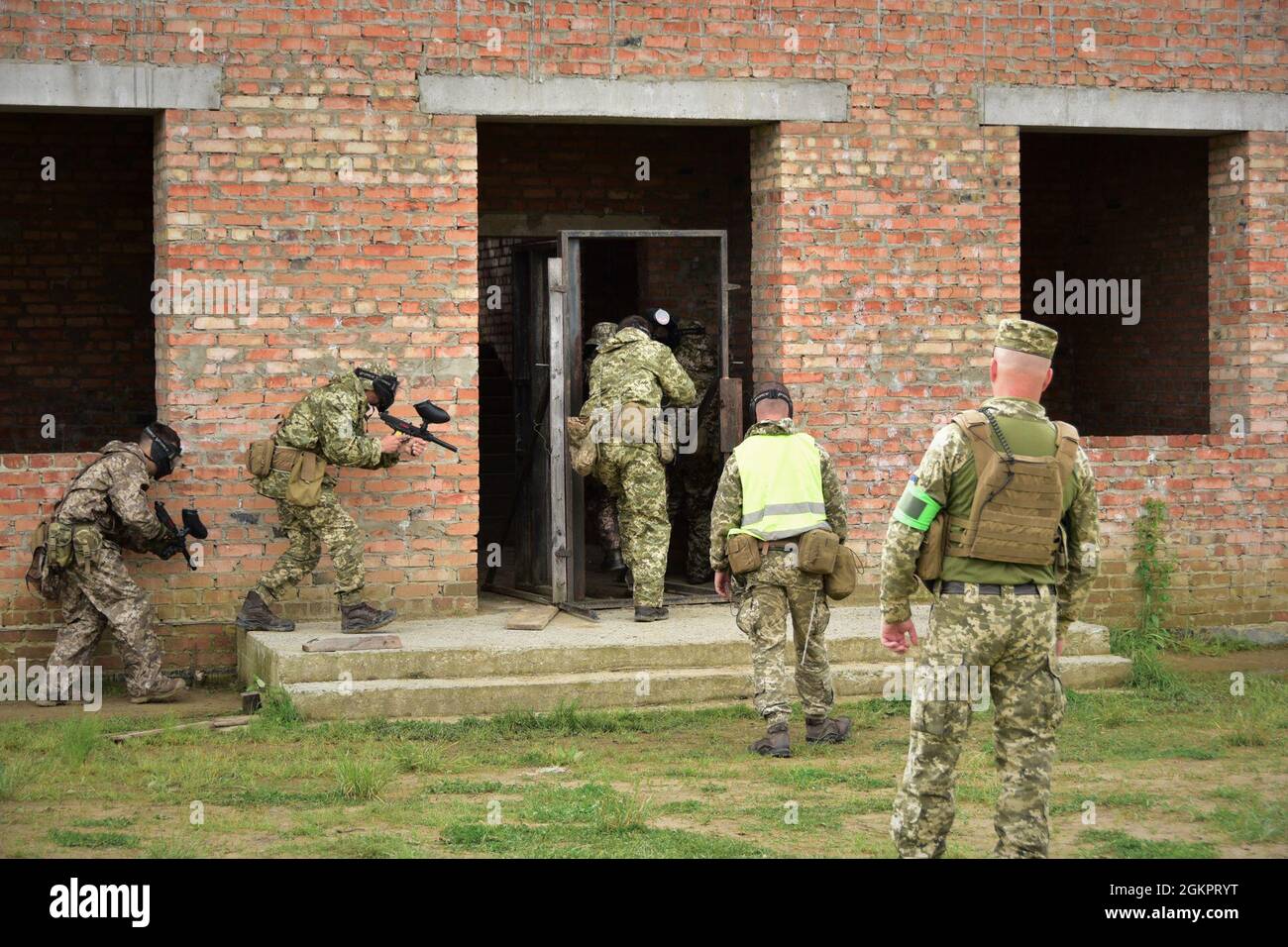 I soldati ucraini hanno assegnato al 95° treno Air Assault Brigade per condurre operazioni militari in terreno urbano presso il Combat Training Center sul Centro Internazionale di Pace e sicurezza vicino Yavoriv, Ucraina 15 giugno 2021. Foto Stock