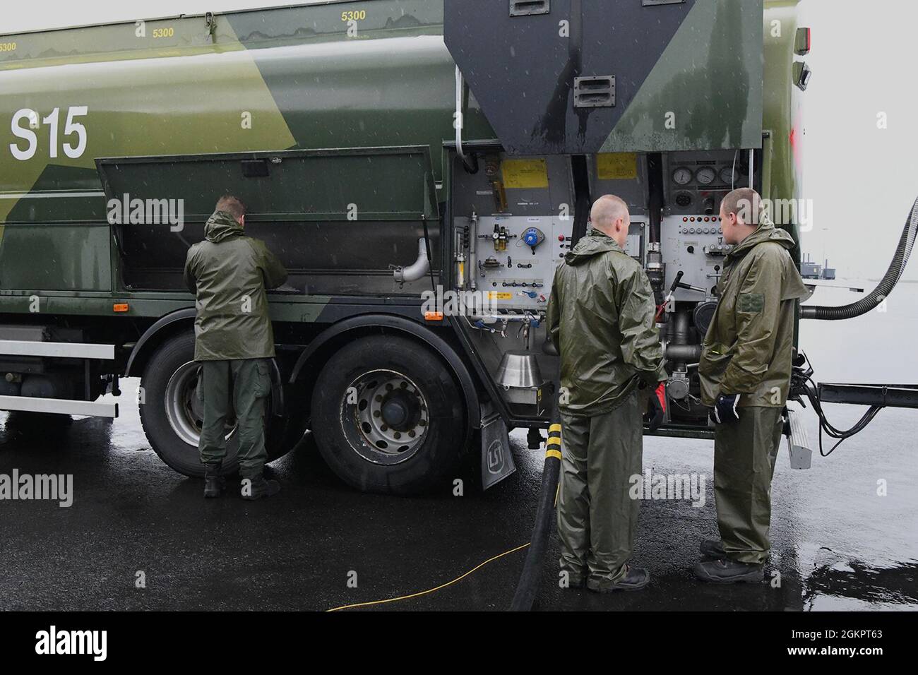 Il personale finlandese controlla i livelli di carburante durante il rifornimento di una riserva dell'aeronautica statunitense KC-135 Stratotanker assegnata alla 459esima ala di rifornimento dell'aria, Joint base Andrews, Maryland, alla base aerea di Rovaniemi, Finlandia, durante l'esercizio Arctic Challenge 2021, giugno 15. Il finlandese garantisce che la corretta quantità di carburante venga pompata nell'aeromobile prima della missione di rifornimento di ogni giorno. ACE 21 è un esercizio multinazionale congiunto volto a creare una misura significativa di autonomia per i partner europei e le forze statunitensi in tutto il teatro europeo per esercitare scenari di combattimento ad alta intensità e concorrenti globali. U Foto Stock