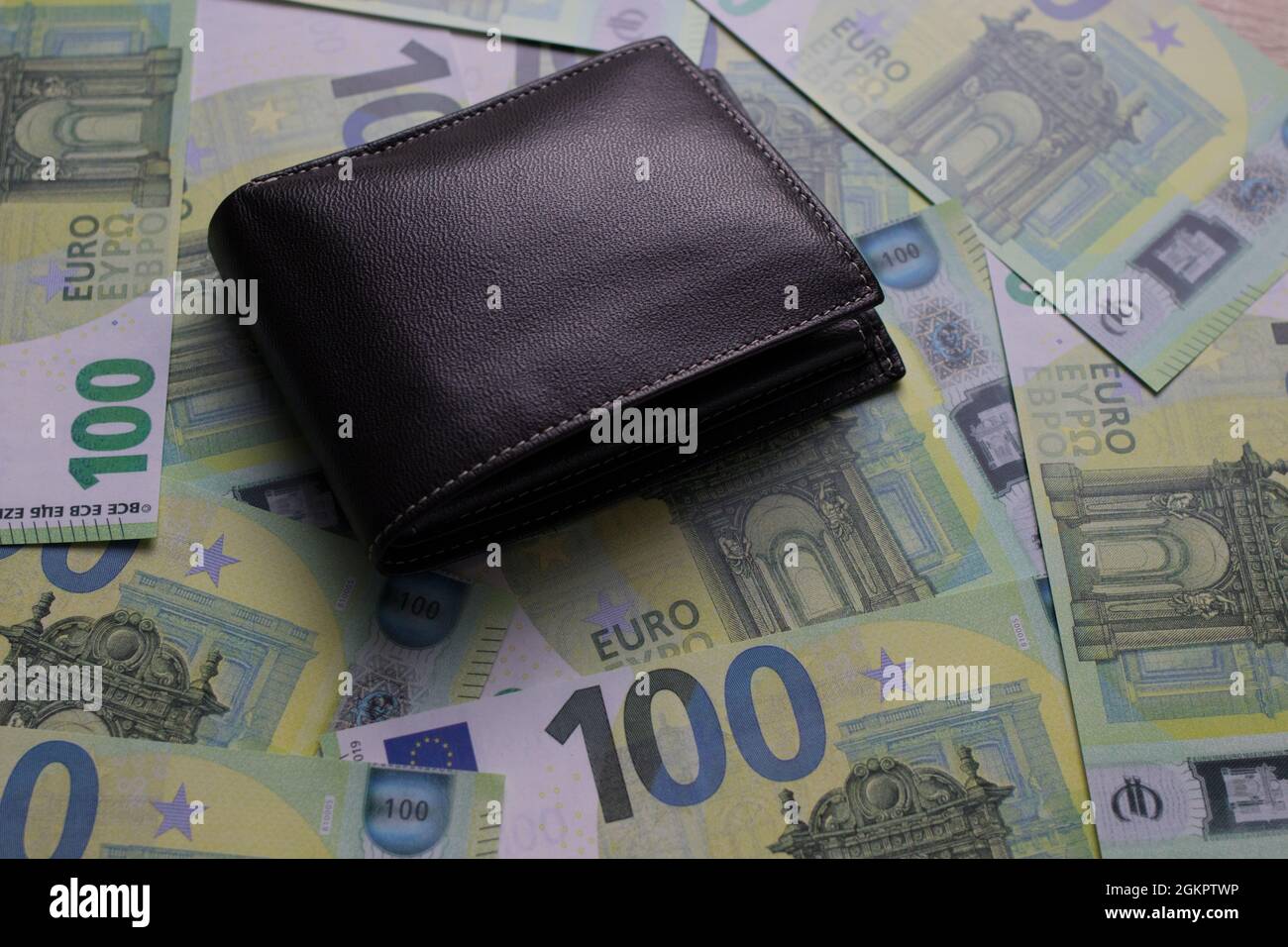 il portafoglio nero è su banconote da 100 euro Foto stock - Alamy