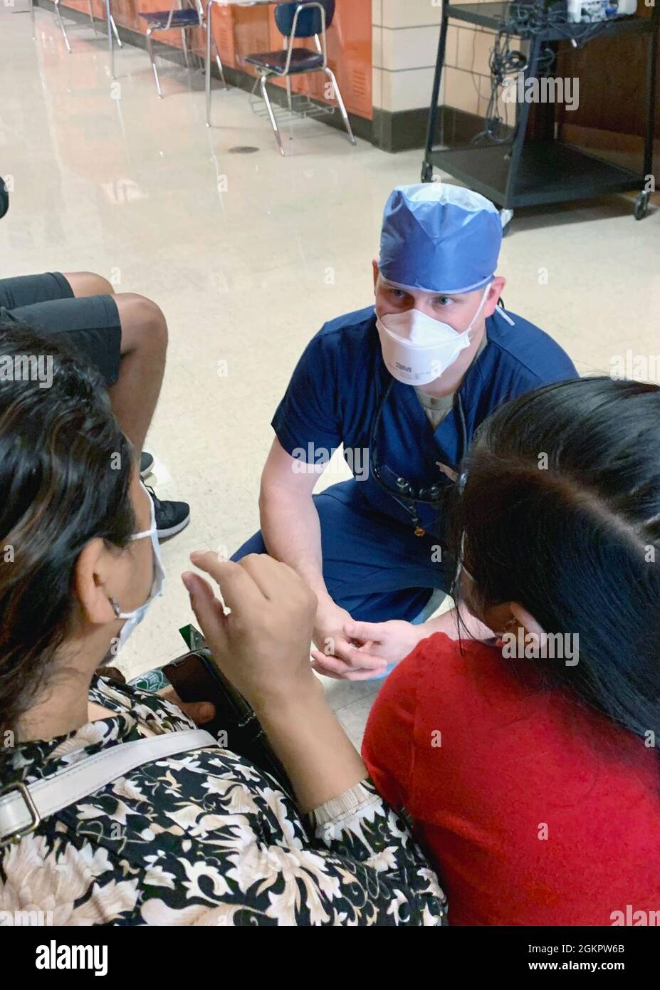 Il capitano dell'aeronautica degli Stati Uniti Neal Esplin, un dentista dal 162nd Medical Group, Morris ANGB, Tucson, Arizona, parla con un paziente al luogo sano di clinica di operazione Delta a Metropolis, Illinois, giugno 15. L'operazione è una missione innovativa di formazione per la preparazione del Dipartimento della Difesa degli Stati Uniti, che offre una formazione per la preparazione ai partner multiservizio, interagenzie e comunità, fornendo al contempo assistenza sanitaria a costo zero alla comunità. Foto Stock