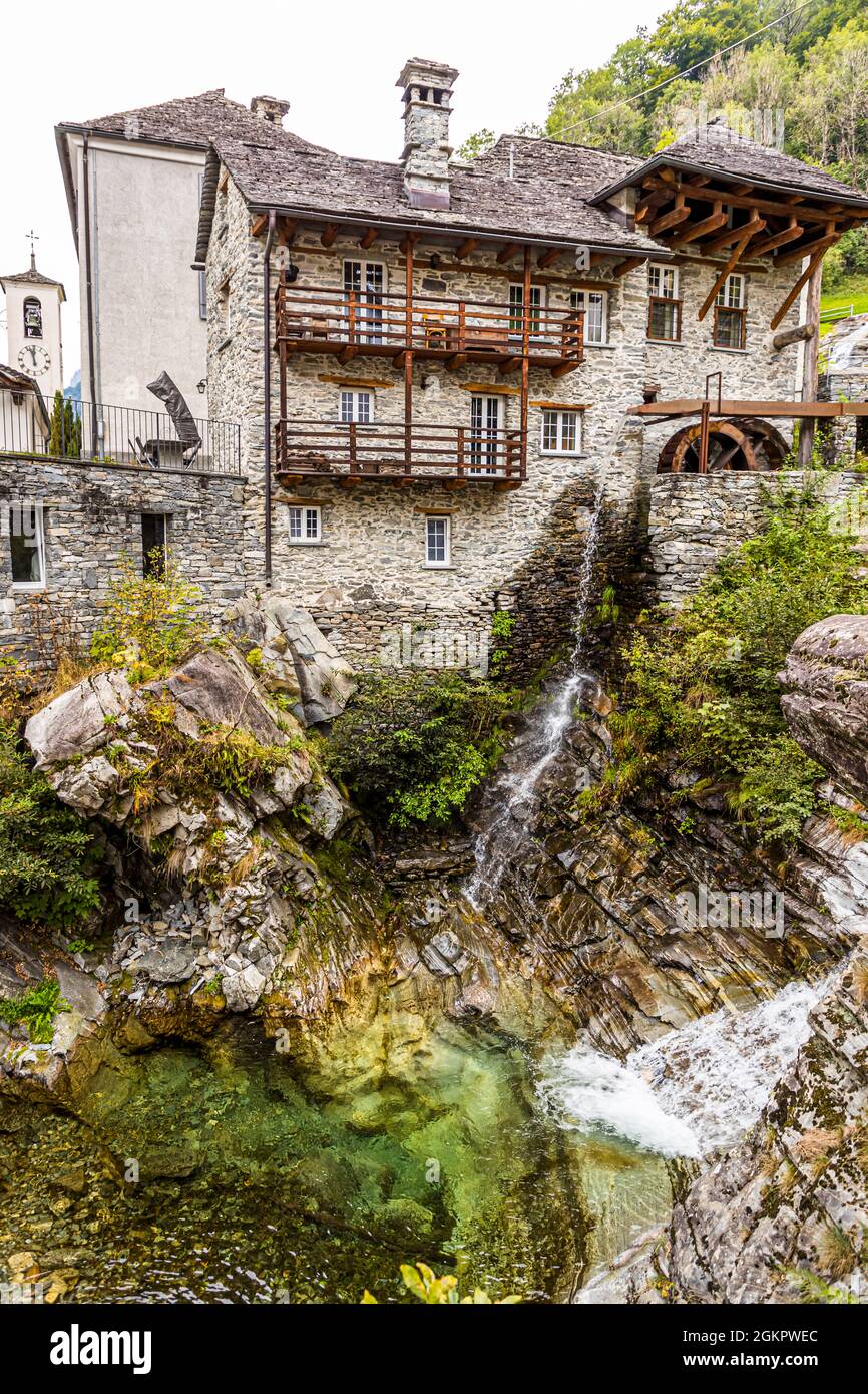 Vergeletto, con i suoi cinque mulini originali, è qualcosa di simile al luogo di nascita della farina bóna nel Circolo d'Onsernone, in Svizzera Foto Stock