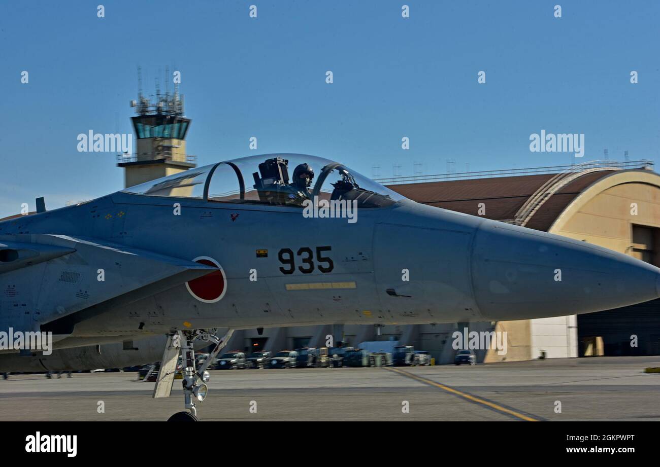 Un pilota Koku Jieitai (Japan Air Self-Defense Force) tassò un'aquila F-15J sulla linea del flightline durante LA BANDIERA ROSSA-Alaska (RF-A) 21-2 sulla base dell'aeronautica di Eielson, Alaska, 15 giugno 2021. RF-A 21-2 è il primo esercizio completo condotto dal 2019 a causa delle restrizioni di viaggio del Dipartimento della Difesa degli Stati Uniti per quanto riguarda la pandemia globale COVID-19. Foto Stock