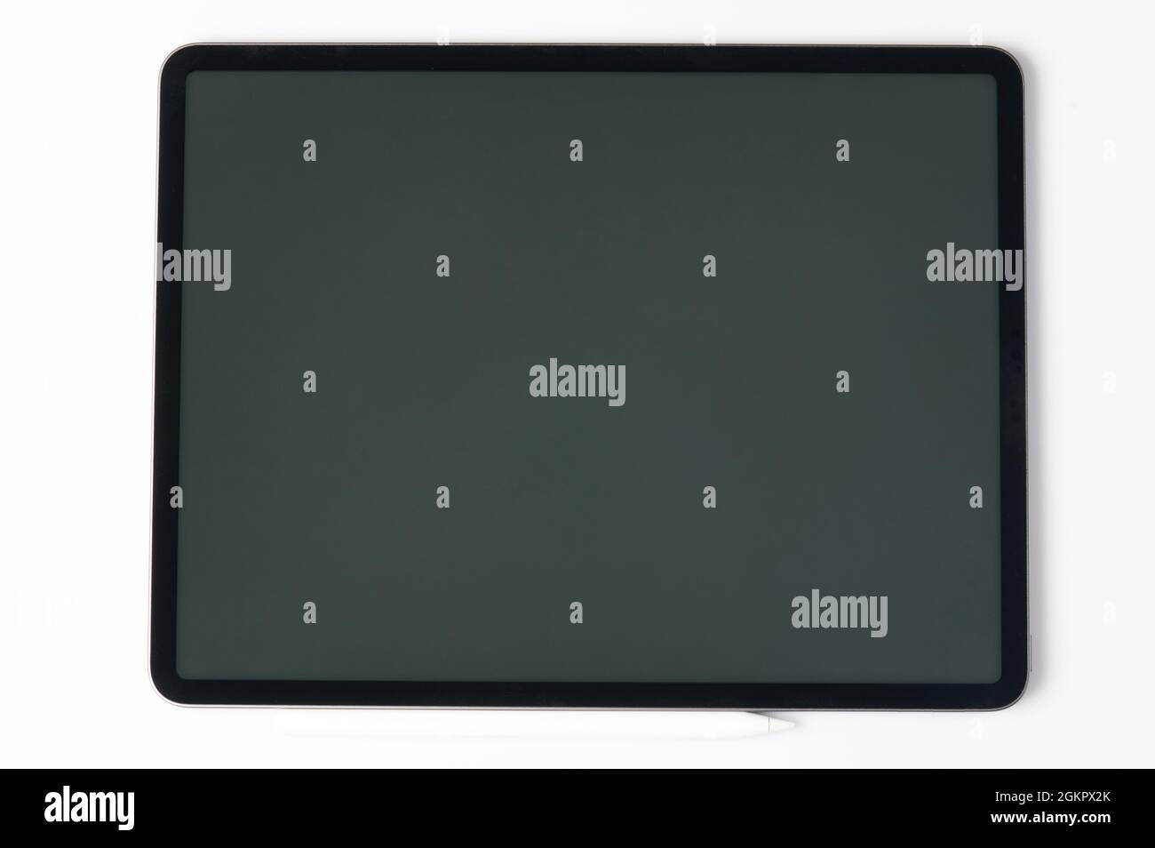 Schermo del tablet con penna isolata su sfondo bianco sopra la vista dall'alto Foto Stock