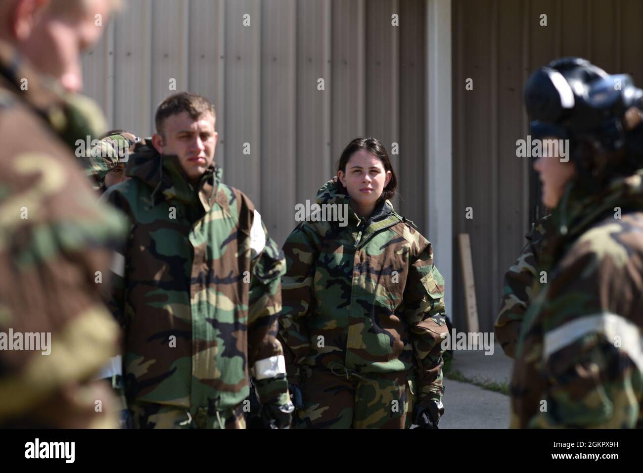 Il Senior Airman Hailee Weisenberger degli Stati Uniti d'America con lo Squadrone di supporto della forza della 183d Wing pratica i concetti durante la formazione sugli esplosivi nervosi chimici a radiazione biologica (CBRNE) presso il Combat Readiness Training Center (CRTC) di Gulfport, Mississippi il 15 giugno 2021. Circa trenta membri della 183d Wing si sono recati al CRTC per completare la formazione sui veicoli, la formazione sui movimentatori di alimenti e la gestione dell'implementazione delle unità, insieme ad altre classi per garantire il mantenimento dell'implementazione mission-Essential. Foto Stock