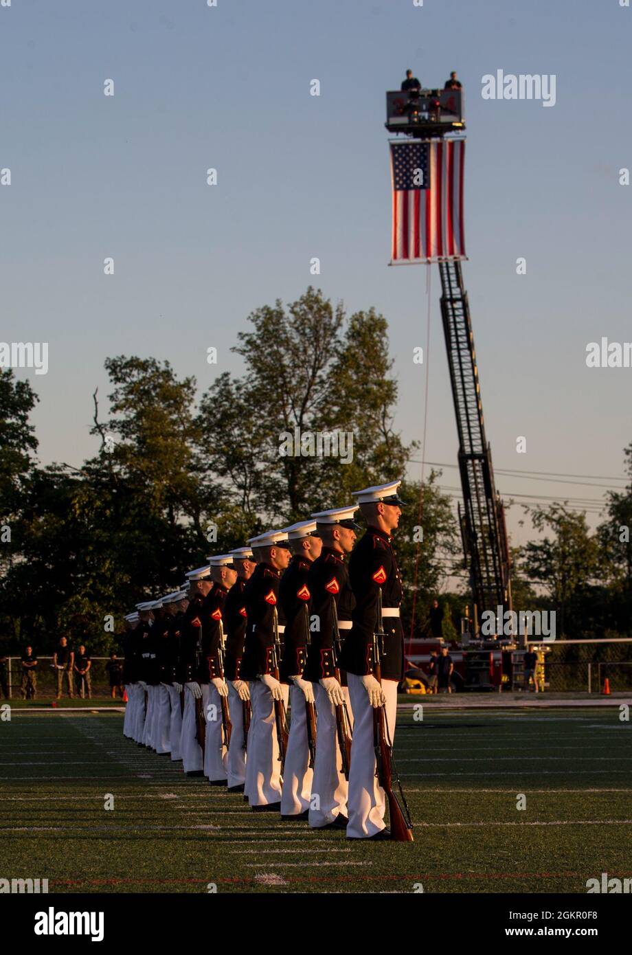 I Marines con il Silent Drill Platoon eseguono la loro sequenza di "long line" durante la mostra di tempo di Basilone Bowl alla Bridgewater-Raritan High School di Raritan, N.J., 16 giugno 2021. Il Basilone Bowl è un gioco di calcio "All-Star" che include The Devil Dogs Versus the Leathernecks e viene giocato in onore di GySgt. John Basilone, medaglia d'onore e destinatario della Croce Marina. Foto Stock