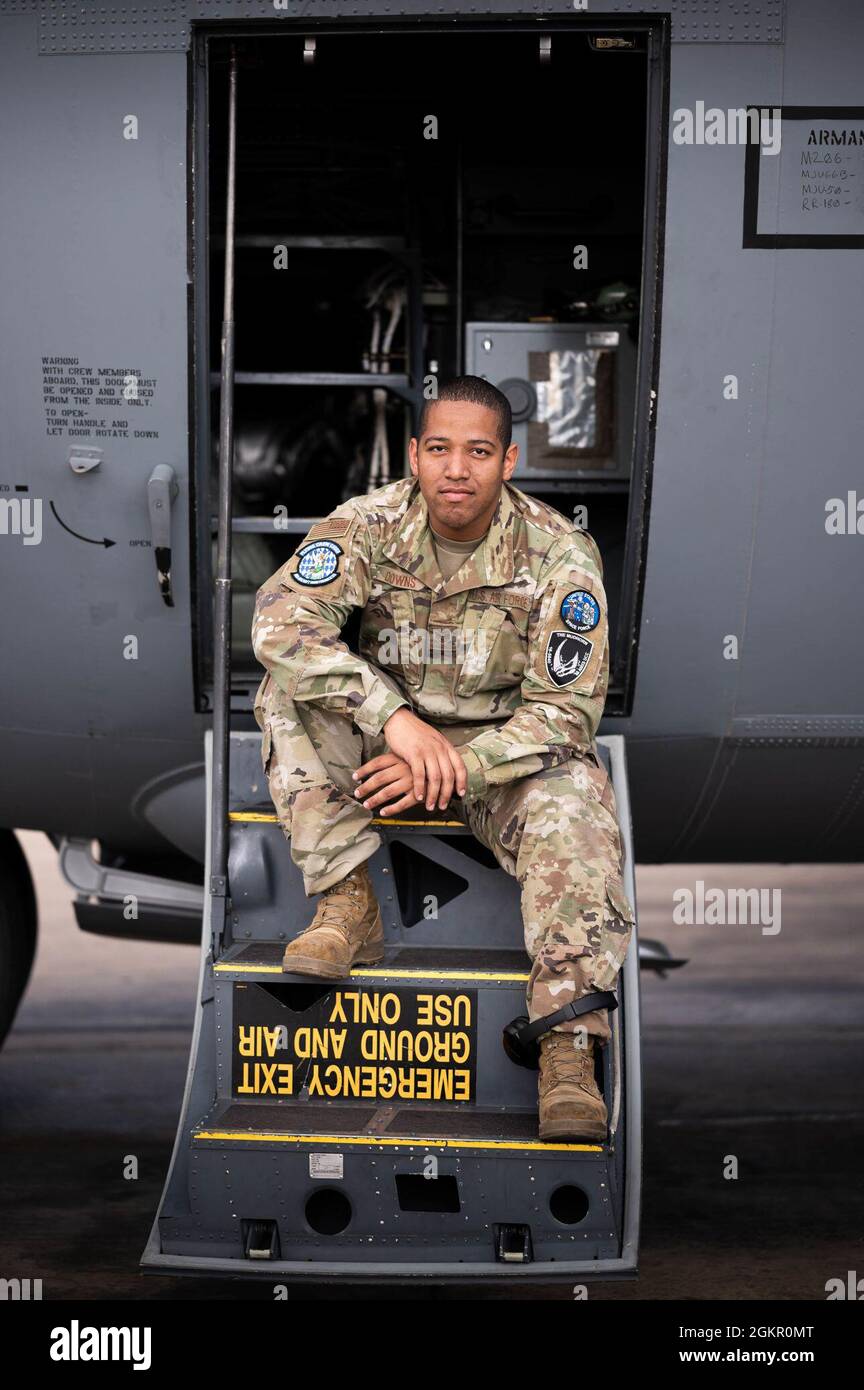 U.S. Air Force staff Sgt. Downs, 86th Aircraft Maintenance Squadron Crew Chief, siede sulle scale di un US C-130 J Super Hercules Aircraft durante l'esercizio African Lion 21, 16 giugno 2021. I capi equipaggio assicurano che gli aerei in loro cura siano pronti a volare con un preavviso di un momento in modo che i piloti possano completare la loro missione in modo sicuro ed efficace. Il Leone africano è il più grande, Premier, comune, esercizio annuale del comando degli Stati Uniti d'Africa ospitato da Marocco, Tunisia e Senegal, 7-18 giugno. Più di 7,000 partecipanti provenienti da nove nazioni e dalla NATO si allenano insieme con un focus sul miglioramento della preparazione per gli Stati Uniti e il partner nat Foto Stock